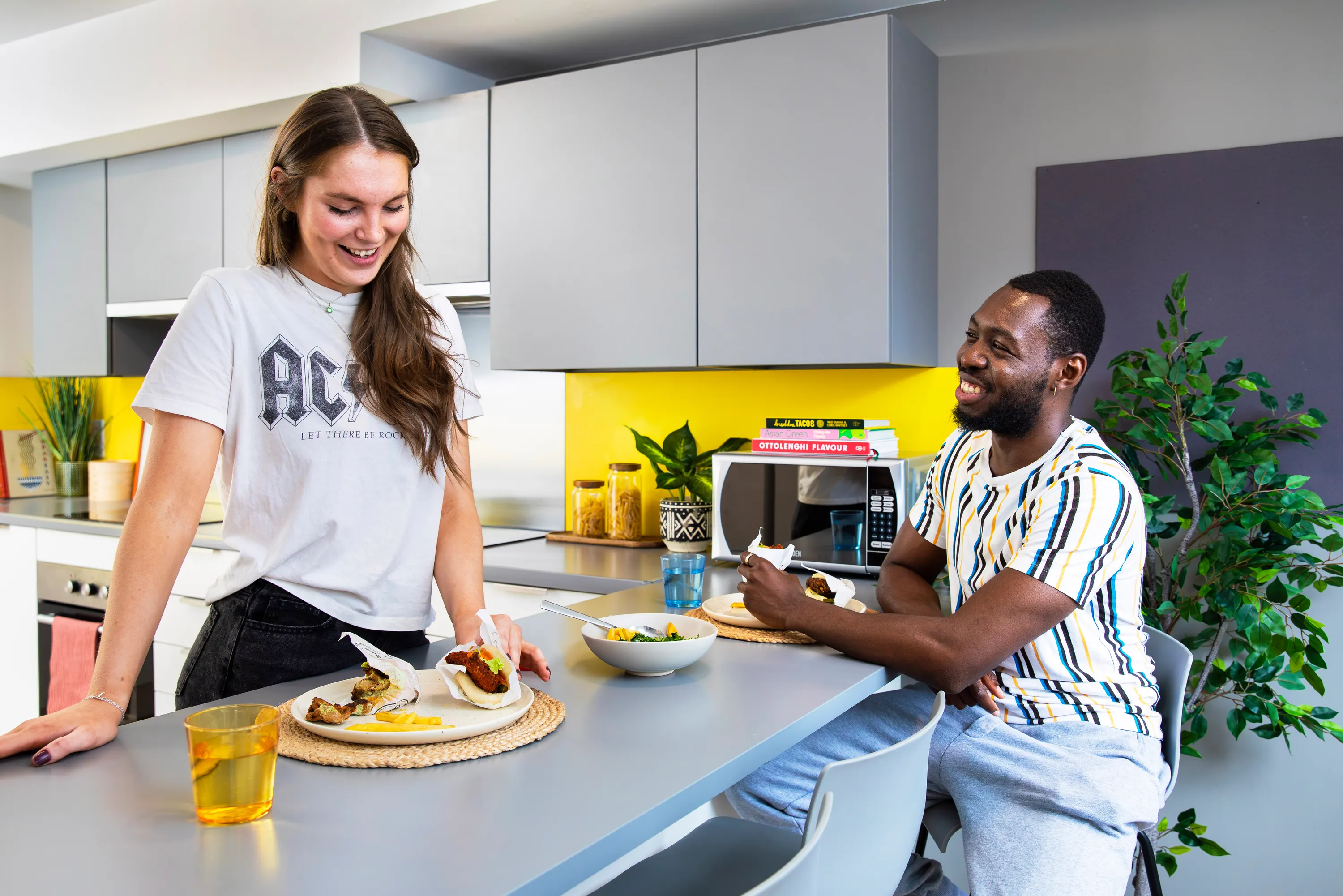 Mary Brancker House 공식 숙소 이미지 4 · Students in shared kitchen