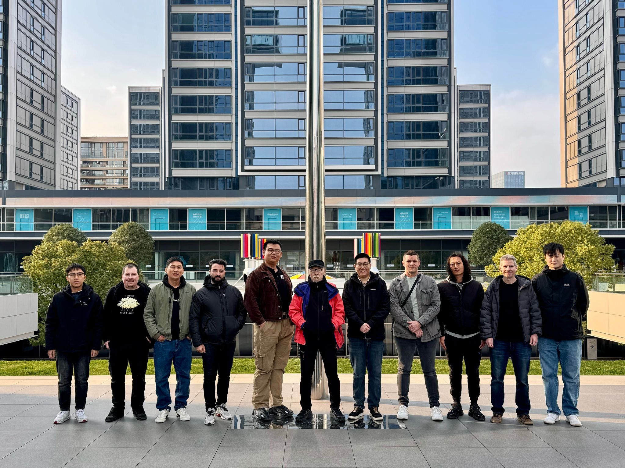 Photo en chine devant l'OMNI avec les equipes Winland, ferr studio, Fletty Ircam, Patrice moullet artiste et winland Hangzhou