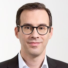 Jeder Mensch hat etwas, das ihn antreibt. Meine Motivation ist, noch besser zu werden. Deshalb habe ich in meinem Leben darauf geachtet, zu den Besten zu gehen. Als Journalist habe ich bei der Süddeutschen Zeitung, dem Stern und der FAZ gelernt, was Spitzenjournalismus ausmacht. Als Director bei der internationalen Strategieagentur Brunswick Kommunikation auf höchstem Niveau gelernt. Als Geschäftsführer bei Feldhoff & CIE., der renommiertesten Beratung für die Immobilienbranche, arbeite ich gemeinsam mit dem gesamten Team an zukunftsweisenden Kommunikationsstrategien!