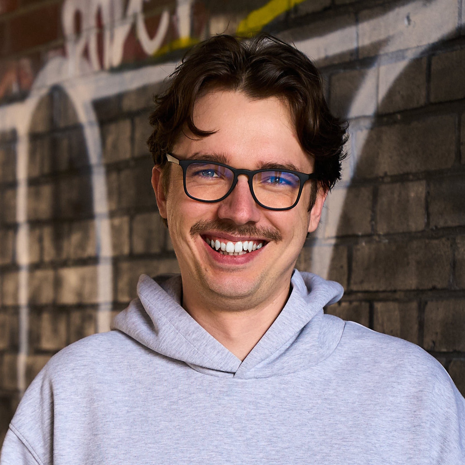 Medienmäßig habe ich schon einiges gesehen: nach Studentenjobs bei der Deutschen Presse-Agentur und dem Tagesspiegel Checkpoint in Berlin gings für mich als freier Redakteur zum Radio. Bei radioeins vom RBB produzierte ich Sendungen wie ‚Die Schöne Woche‘, bei den ‚Sonntagsfahrern‘ gings um all things moving. Und warum jetzt DIGITALWERK? Weil nur eine Sache cooler ist als wohnen. Bauen.‍