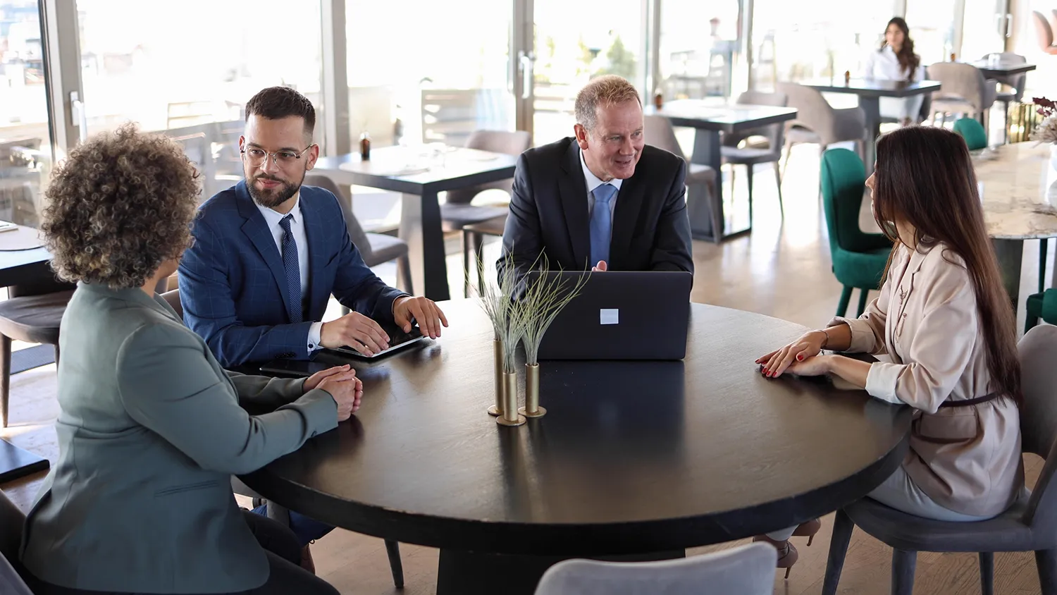 Hosted buyer lounge with exhibitors and hosted buyers in 1:1 meetings organized in Accelevents hosted buyer software.