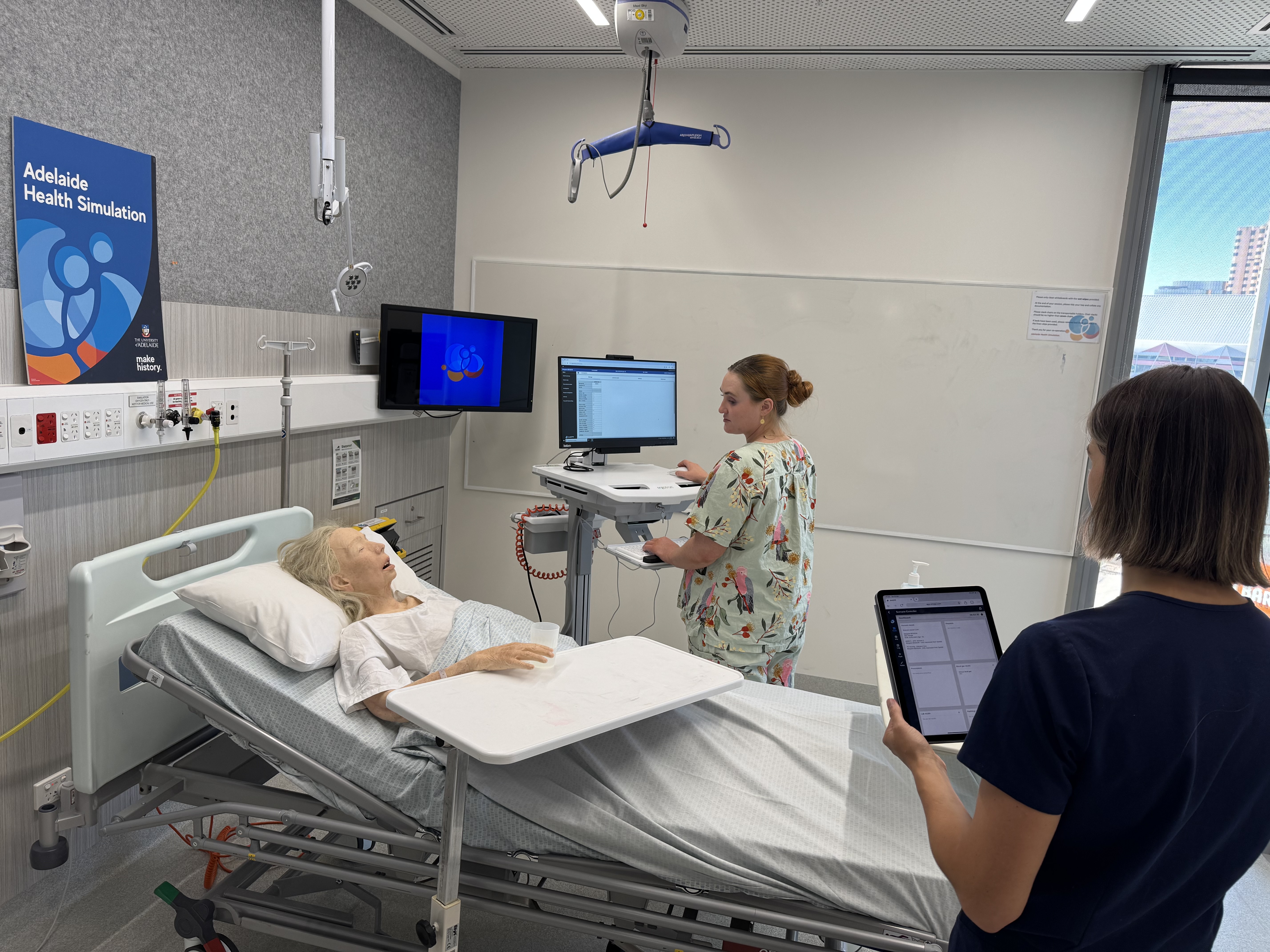A simulation mannekin man next to a computer running SimEPR