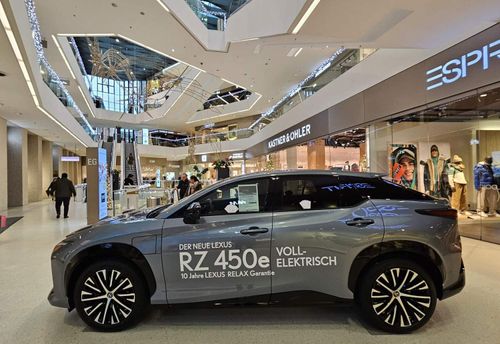 Lexus RZ 450e im Kaufhaus Tyrol