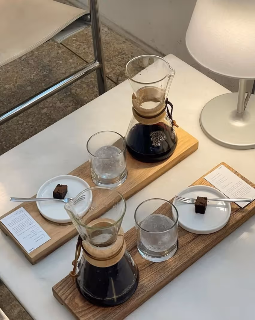 Kvernet kaffe på bordet