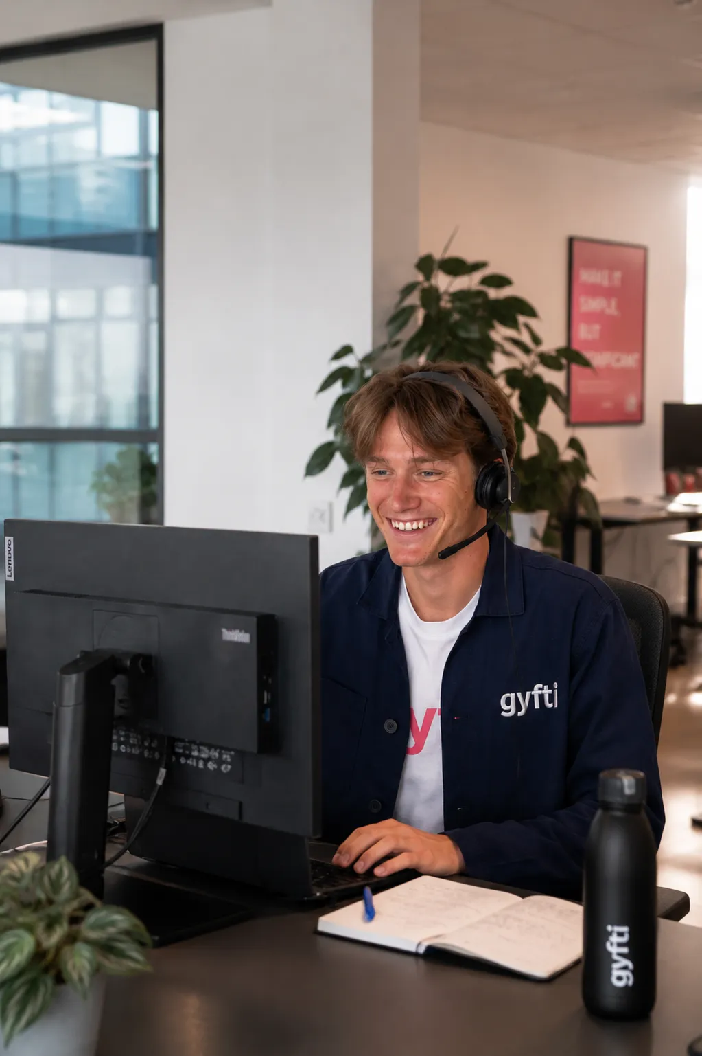 Expert gyfti avec casque accompagnant un client dans le pilotage de sa fidélisation