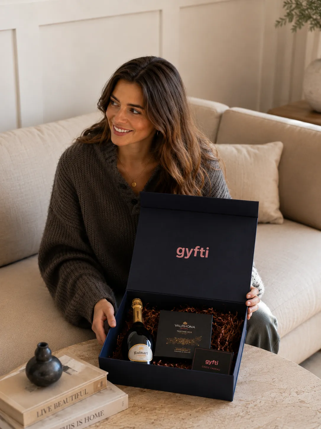 Coffret cadeau gyfti premium garni de chocolats Valrhona et de champagne, offert à une cliente