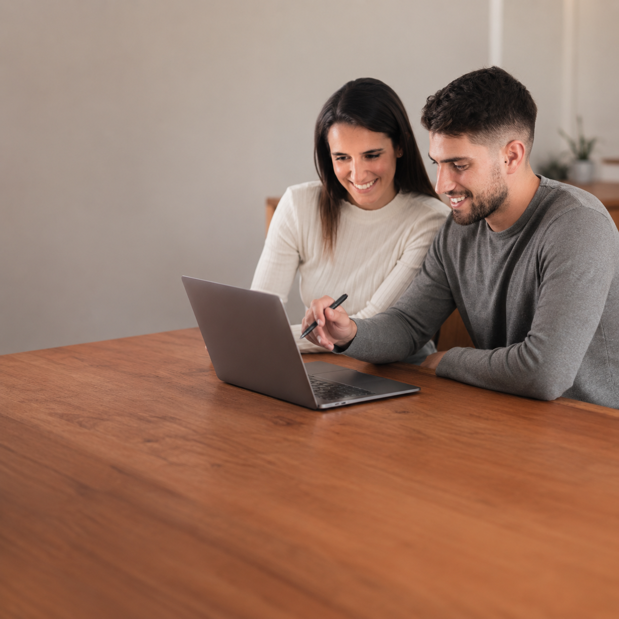 Commerçant pilotant son brand love sur tablette