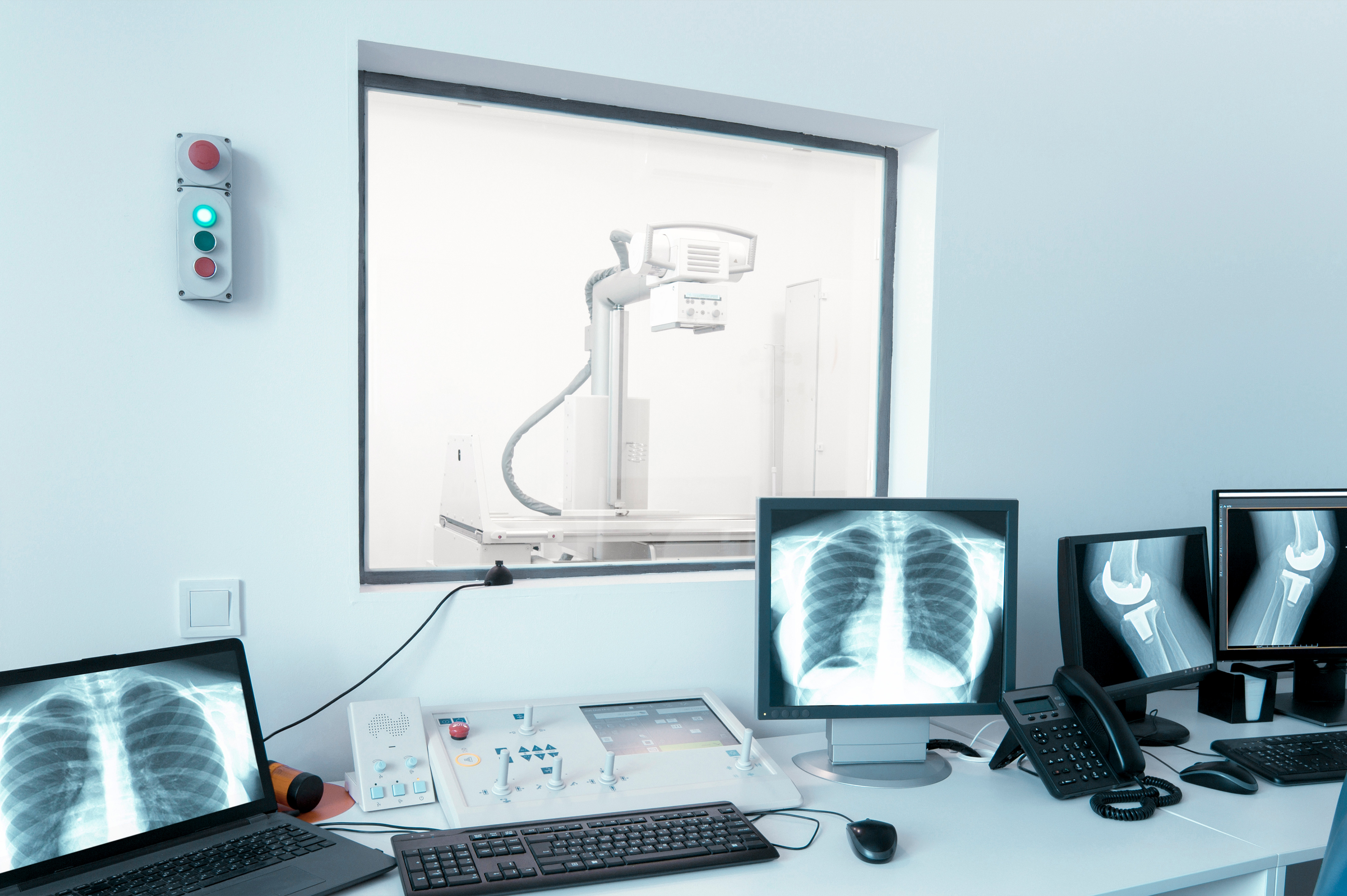 Moderne Digitale Röntgenanlage in Klinikumgebung für KMU Sachsen-Anhalt