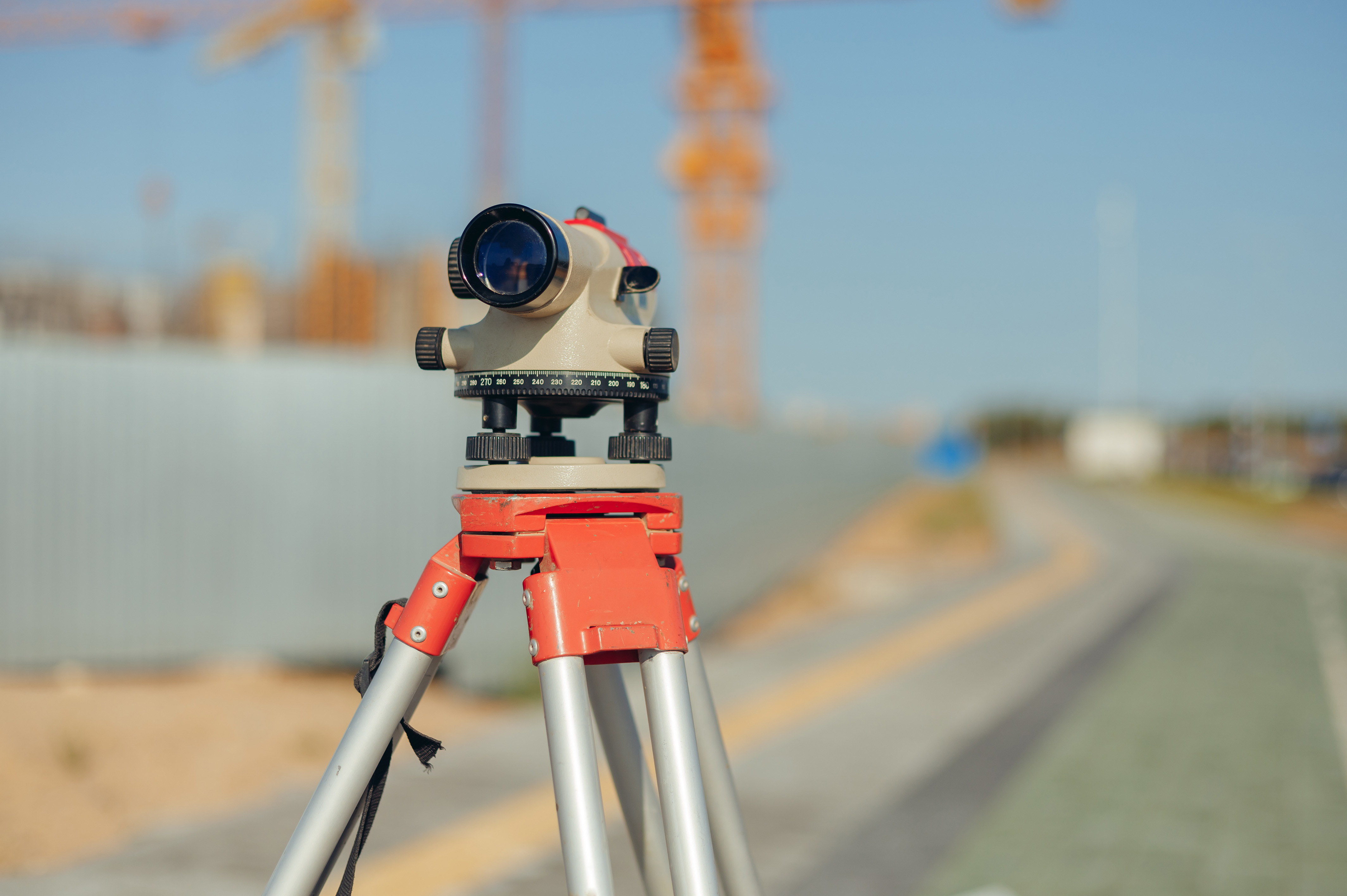 Totalstation – Tachymeter bei der digitalen Vermessung im Feld
