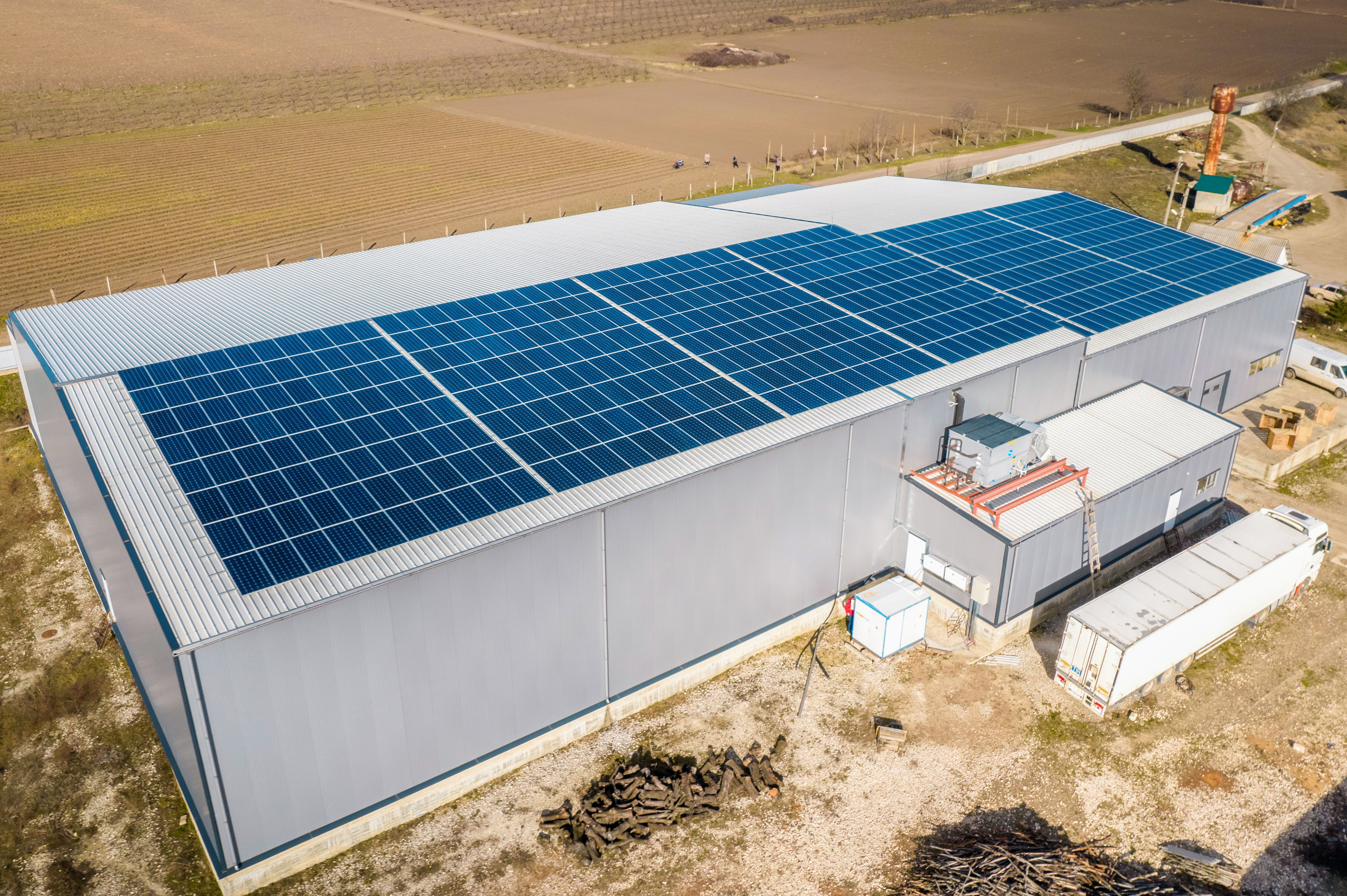 Stromspeicher mit integrierter PV-Anlage für maximale Eigenstromnutzung in einem KMU aus Sachsen-Anhalt