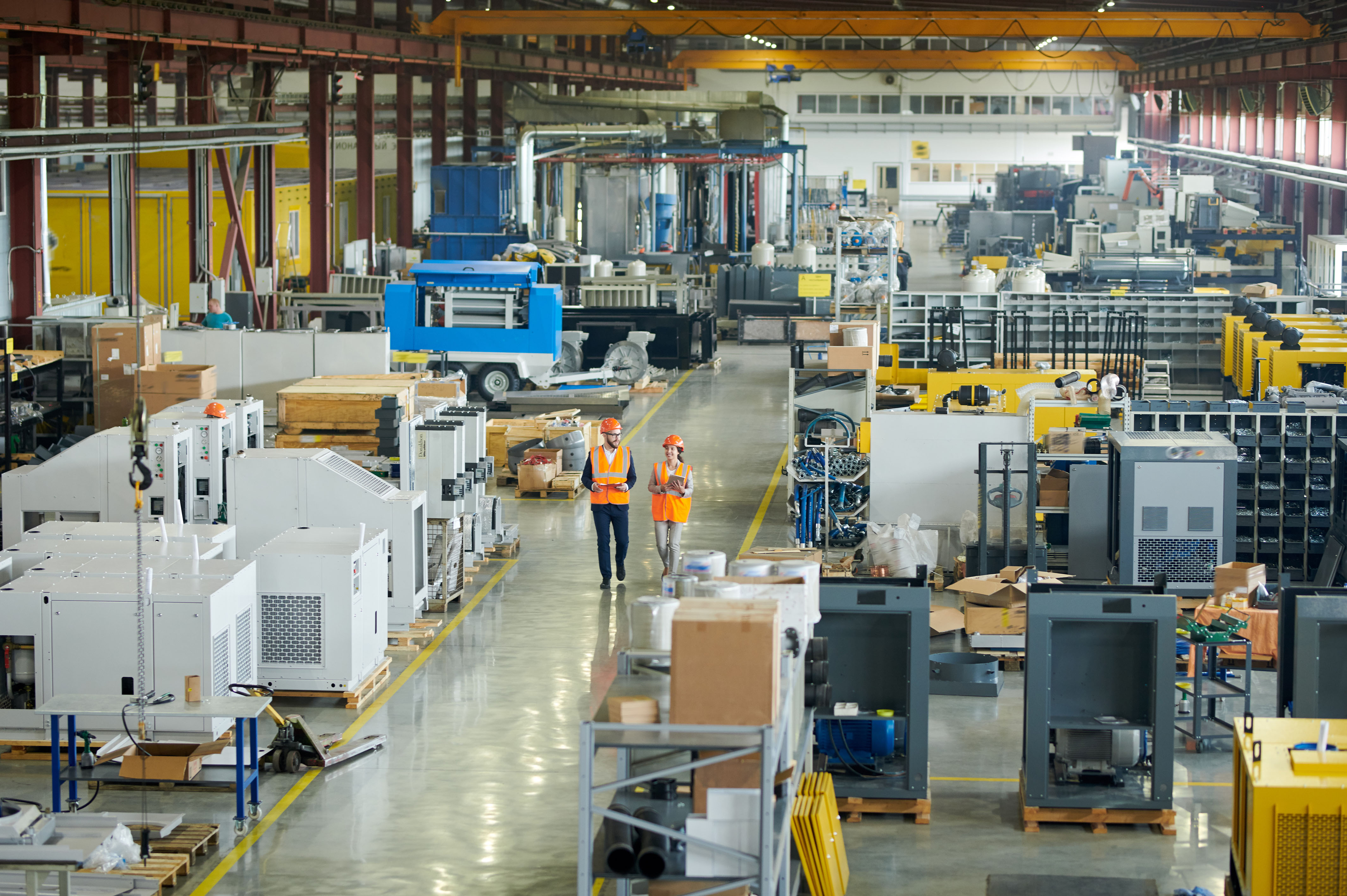 Produktionshalle eines KMU in Sachsen mit neuer Maschinentechnik – Symbolbild für GRW-Förderung und Investitionszuschüsse.