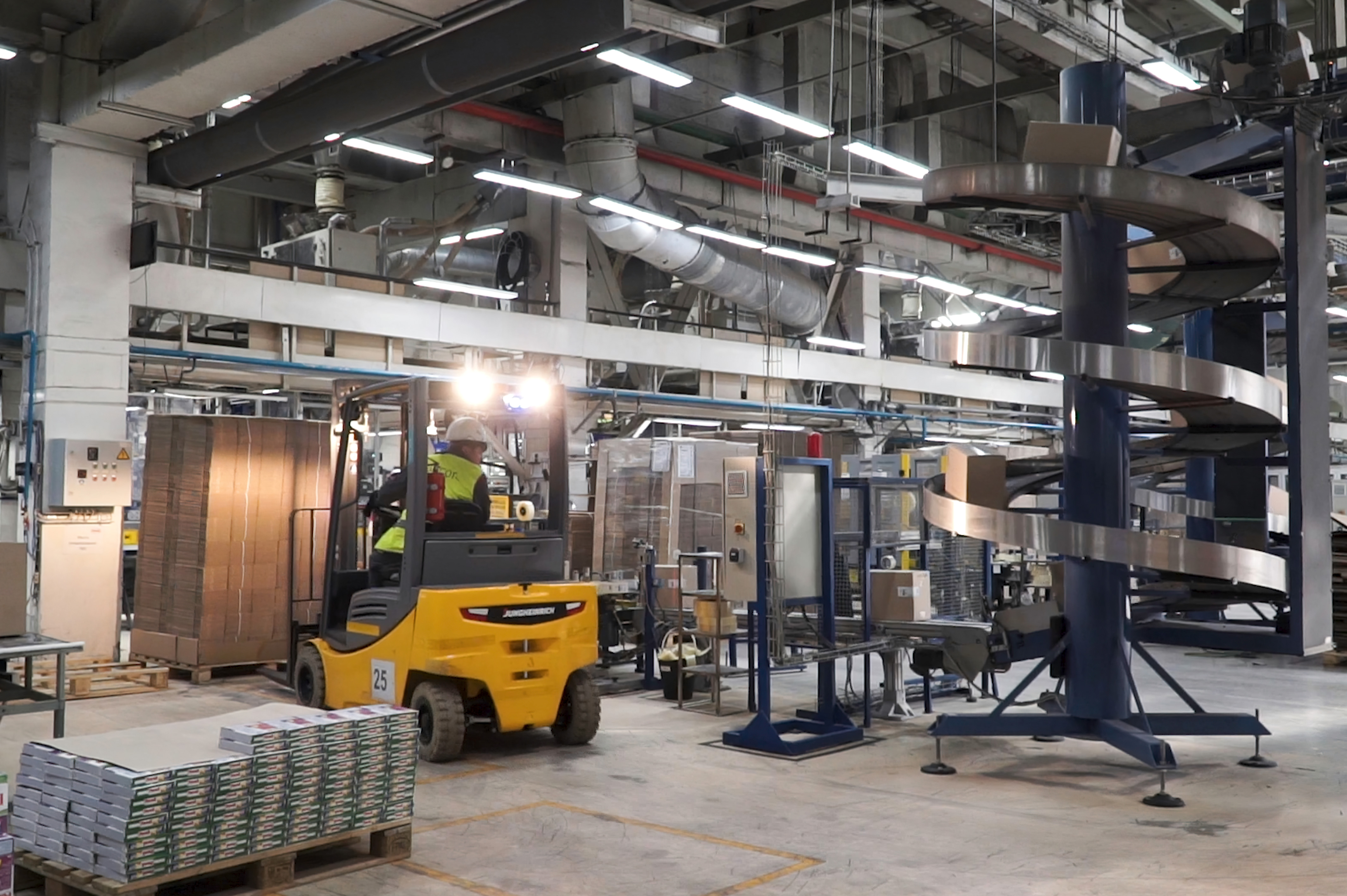 Erweiterte Produktionshalle mit neuer Maschinentechnik – Symbolbild für GRW-Investitionsförderung in Sachsen.