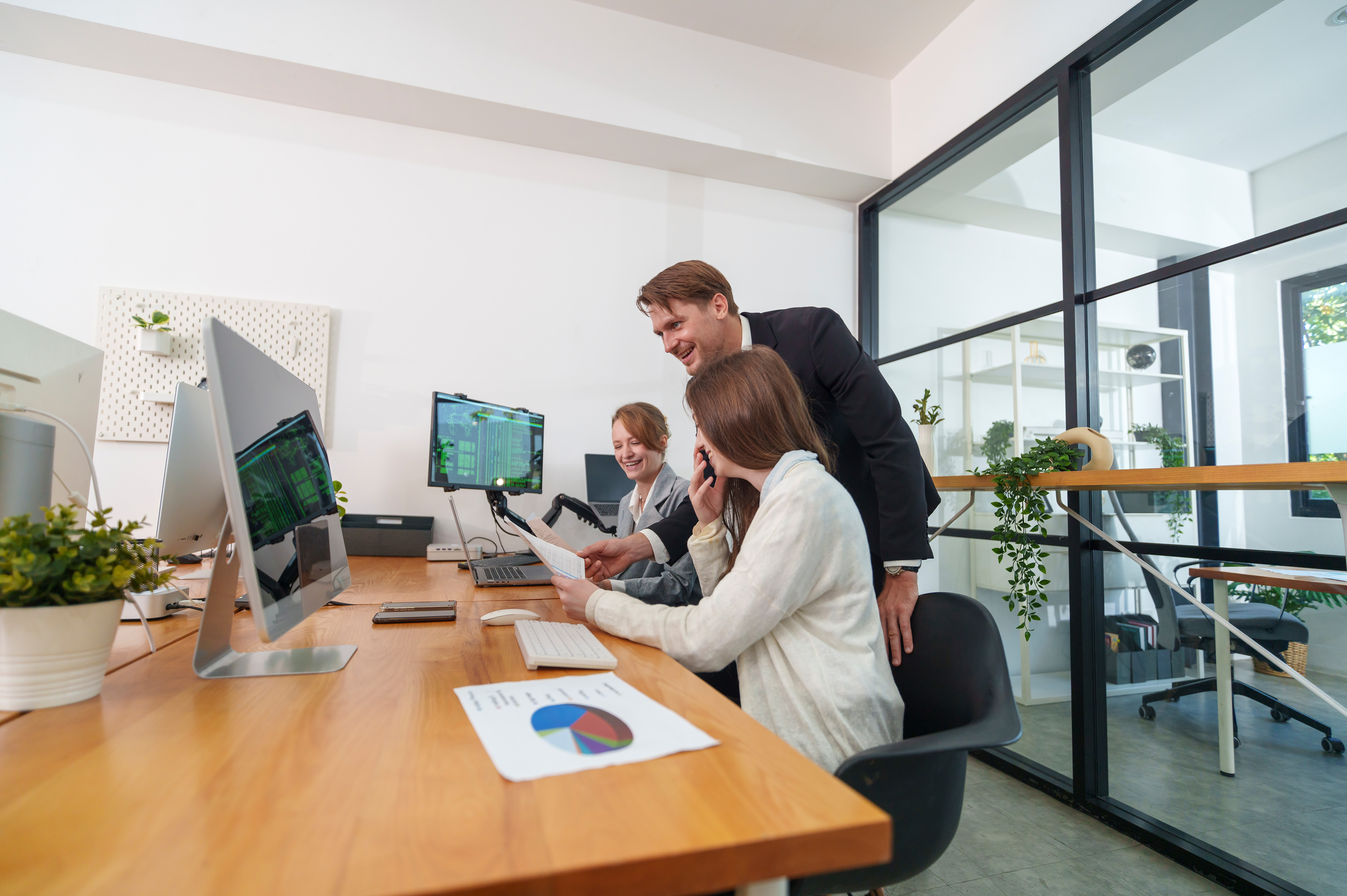 Team arbeitet mit digitalem Dashboard – Symbolbild für GRW-Förderung von Digitalisierungsprojekten in KMU.