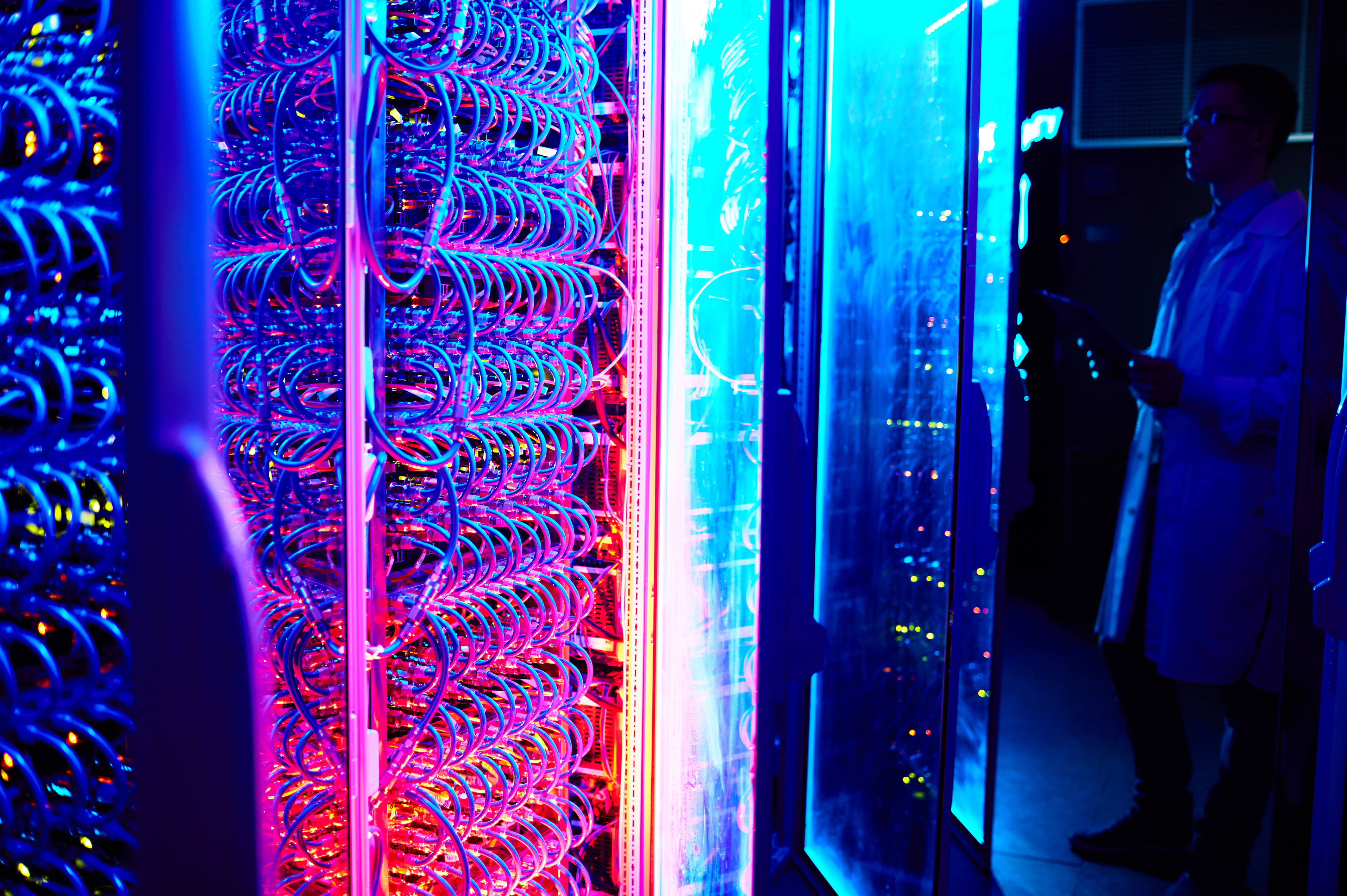 Modernes Rechenzentrum mit Server-Racks – Symbolbild für GRW-geförderte IT-Infrastruktur in KMU.