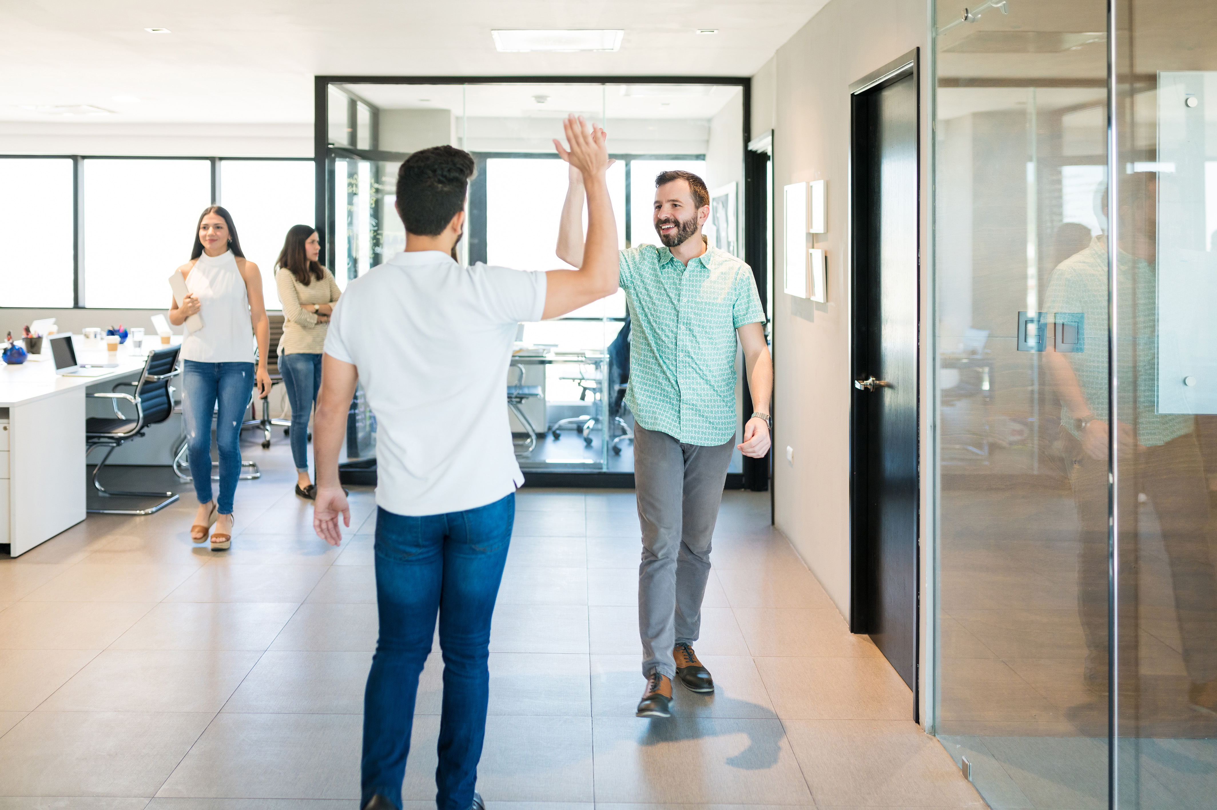 Neue Mitarbeiter beim Onboarding – Symbolbild für GRW-geförderte Lohnkosten-Zuschüsse.
