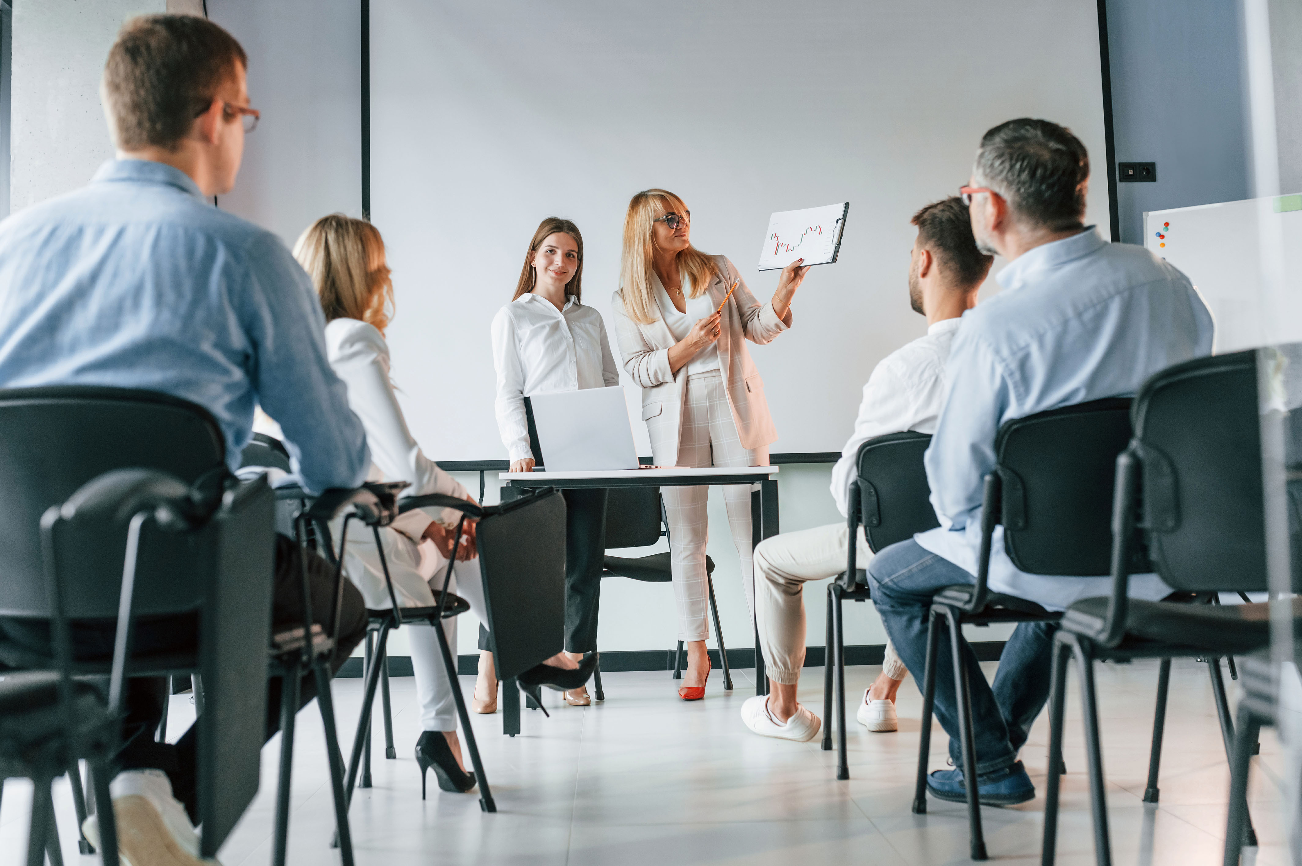 Mitarbeiter in Weiterbildung – Symbolbild für GRW- und De-minimis-geförderte Fachkräftequalifizierung.