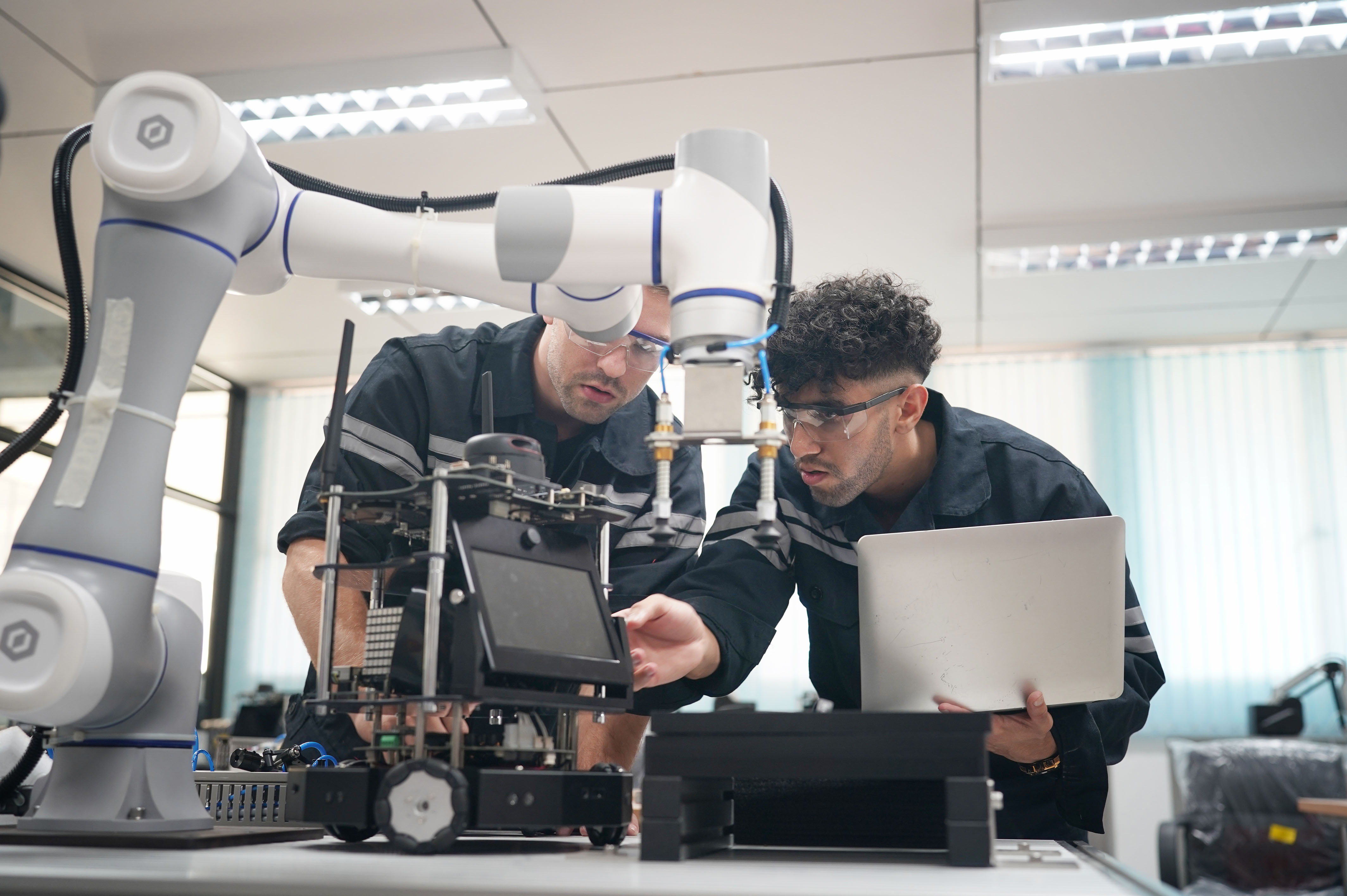Ingenieure in einem modernen Labor – Symbolbild für MINT-Fachkräfteförderung in Sachsen-Anhalt.