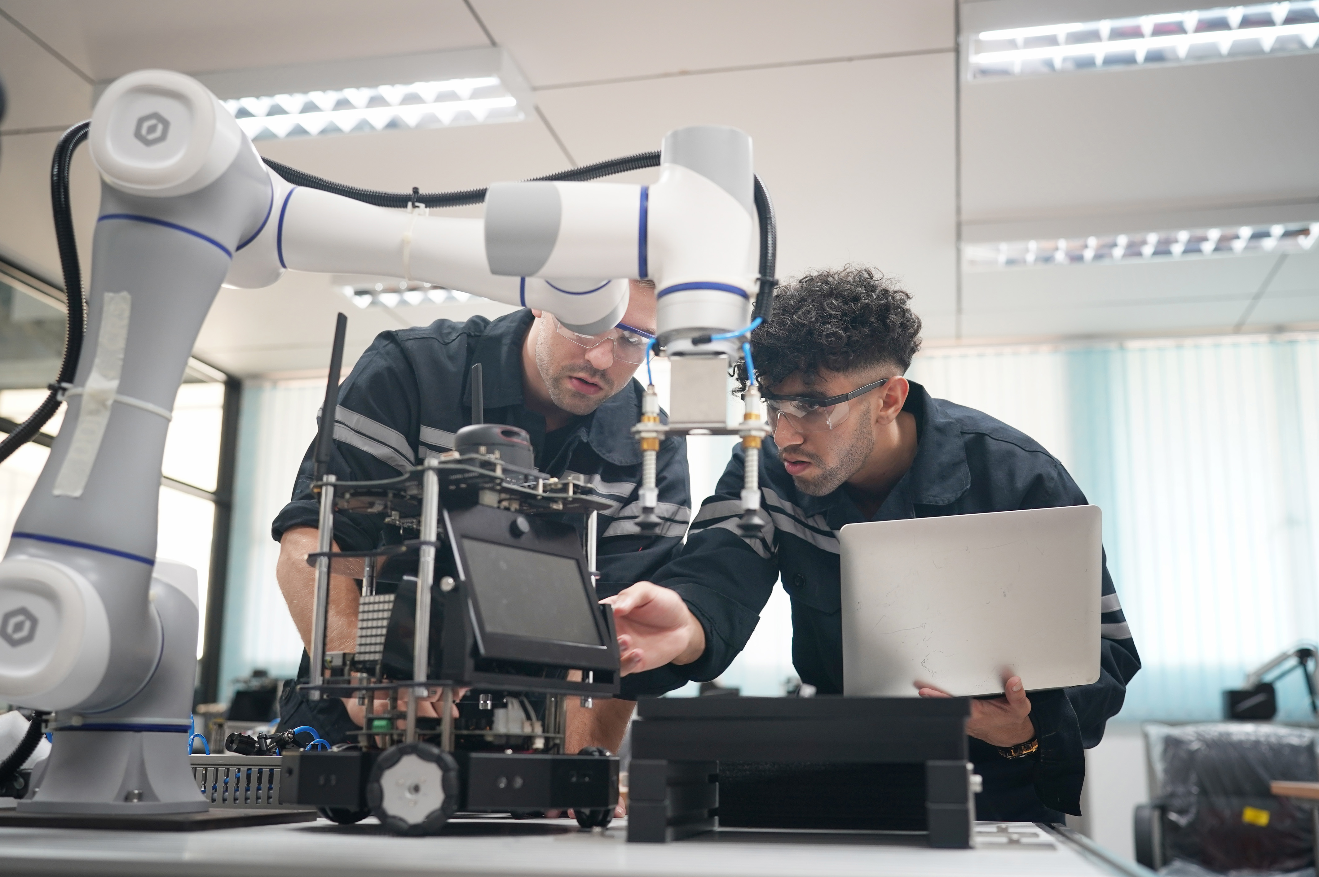 Ingenieure in einem modernen Labor – Symbolbild für MINT-Fachkräfteförderung in Sachsen-Anhalt.