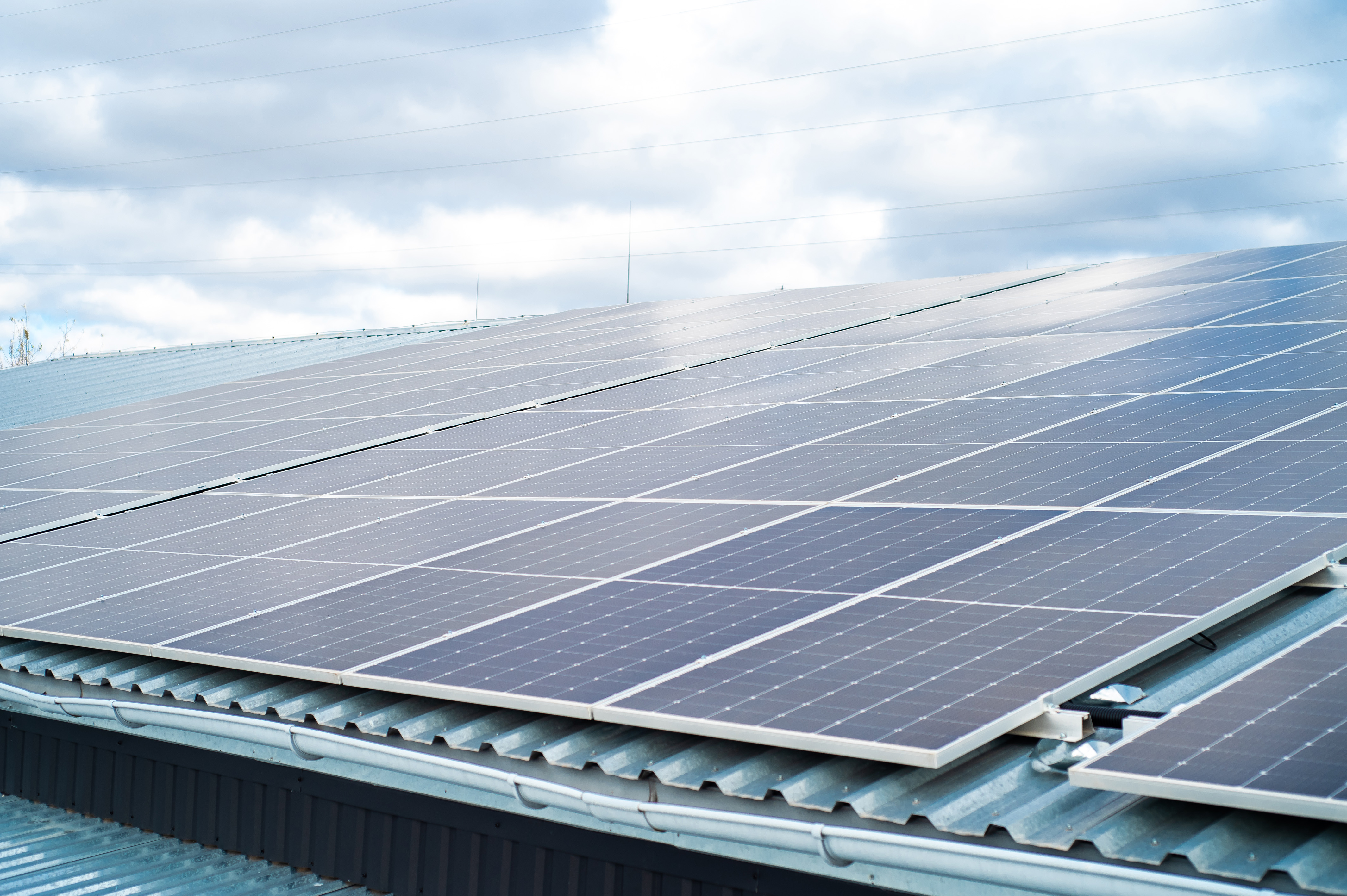 Solarpaneele auf Industriedach – Symbolbild für De-minimis-Förderung erneuerbarer Energien in KMU.