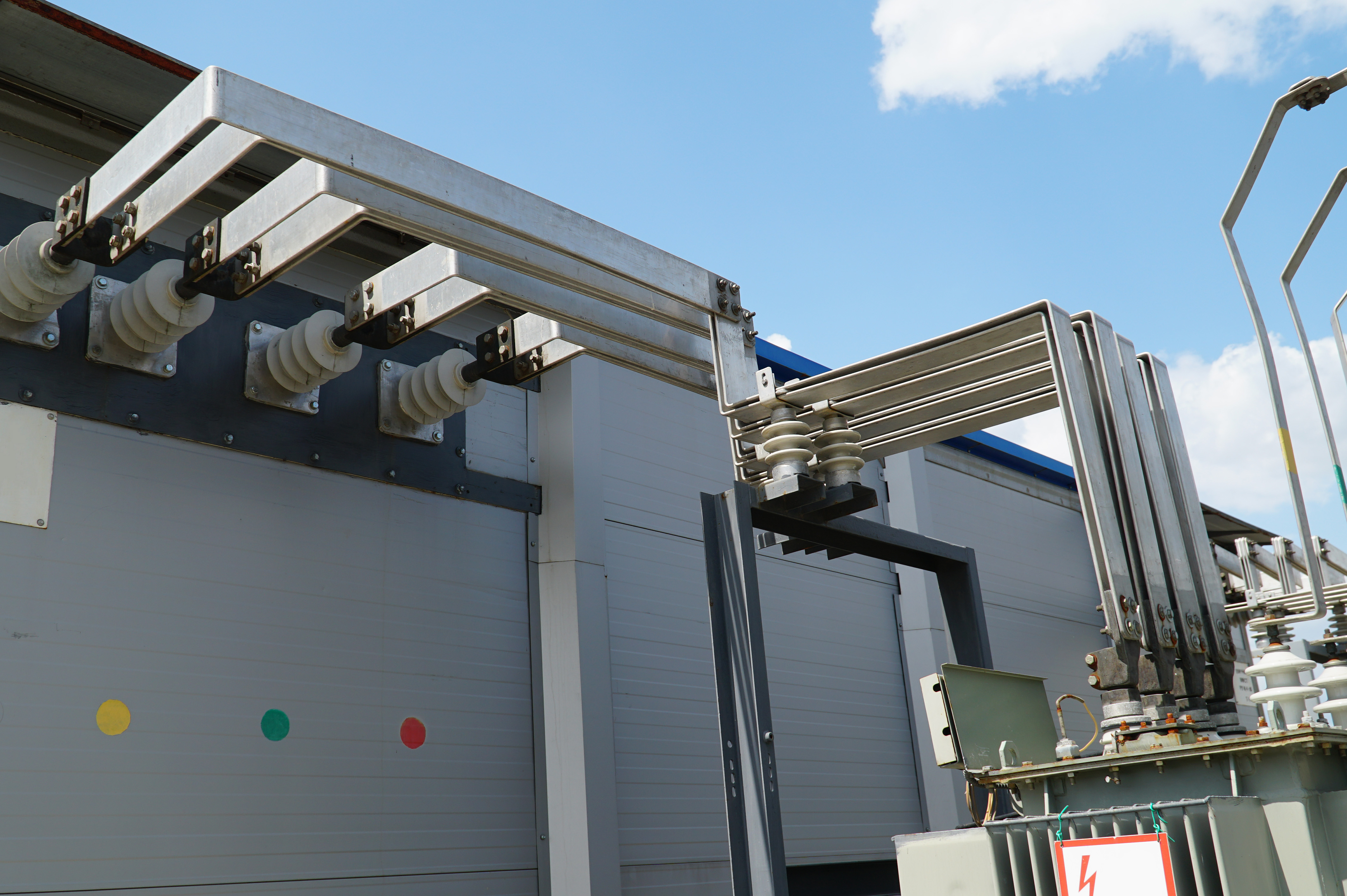 Moderne Fabrik mit energieeffizienter Technik – Symbolbild für staatlich geförderte Effizienzmaßnahmen.