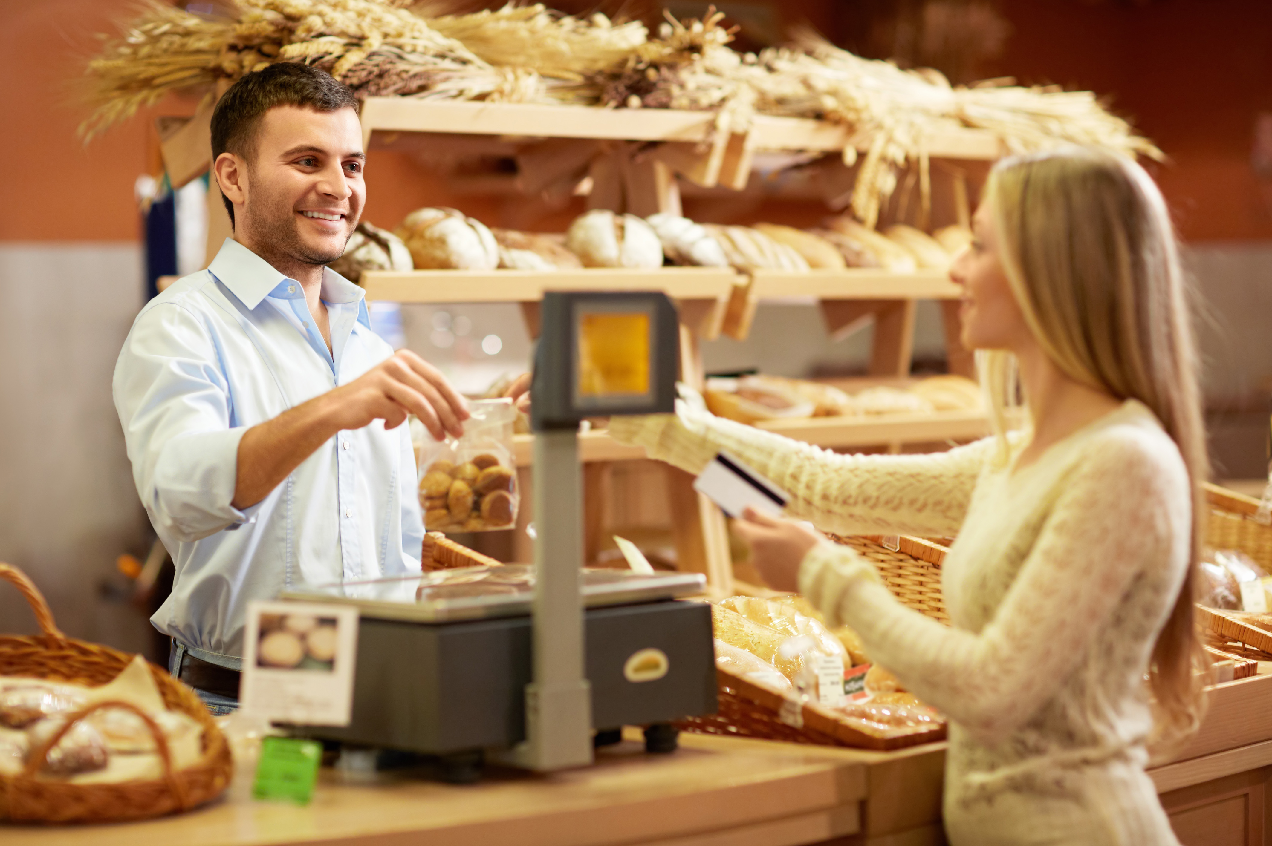 Cloudbasiertes Kassensystem mit Kundenmonitoren, Barcode-Scannern und App-Anbindung für vernetzte Filialen