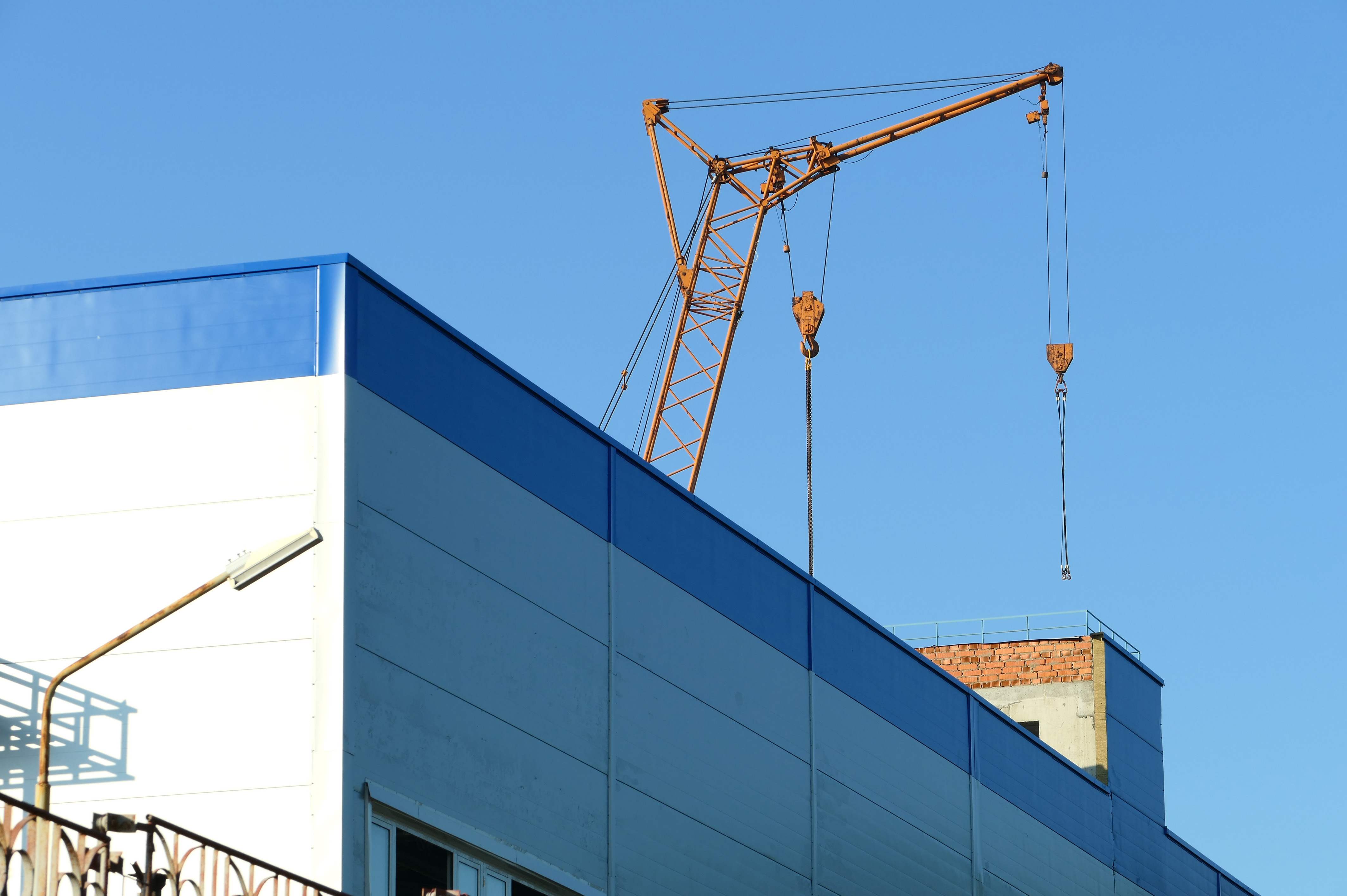 Neubau-Anbau eines KMU mit Bauwerk-Baukonstruktion, Elektroanlage und Heizungsanlage im Aufbau