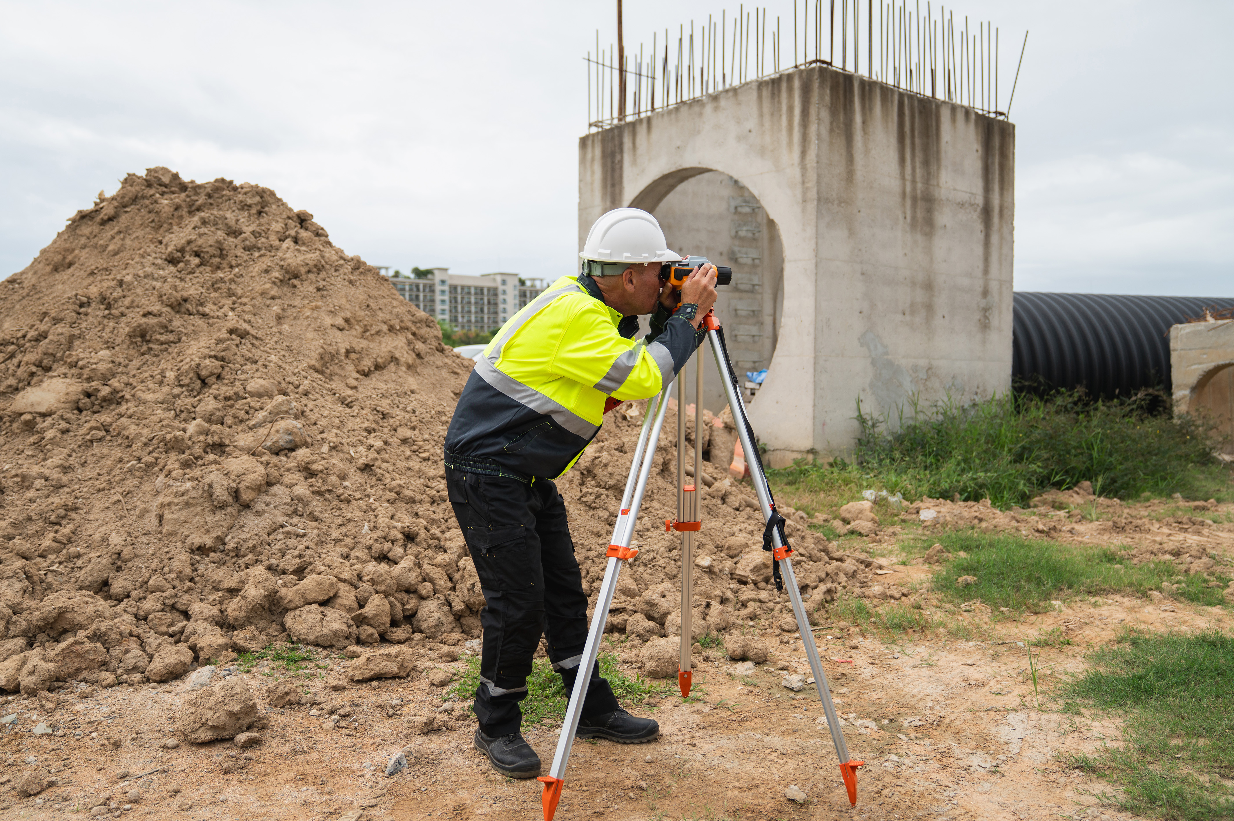 Messgerät „Totalstation“ mit 3D-Laserscanner und Hochleistungscomputer für die digitale Vermessung