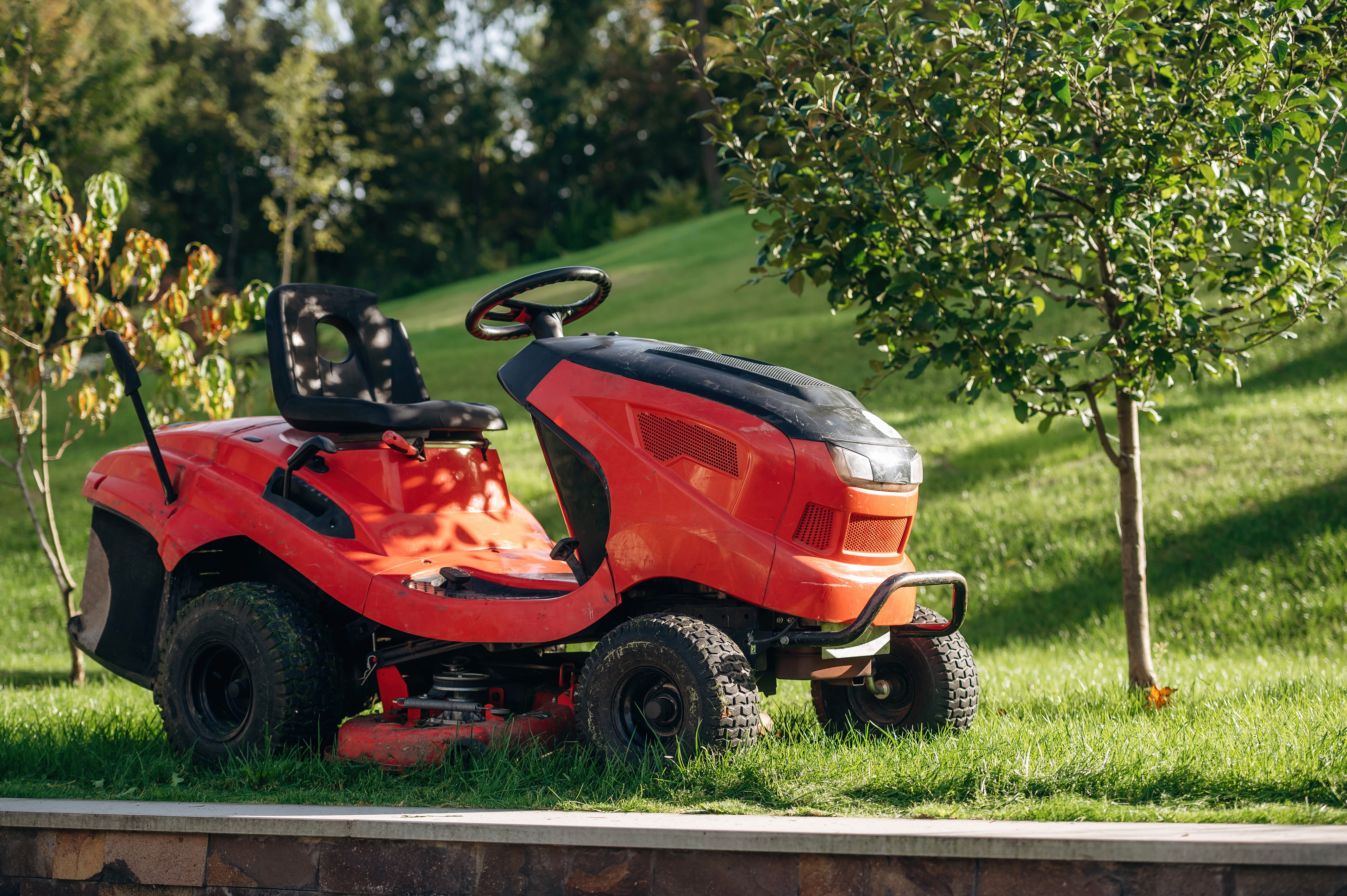 LED, Aufsitzrasenmäher Amazone P1250 und Transporter als Investitionsgüter für mehr Energieeffizienz in einem KMU