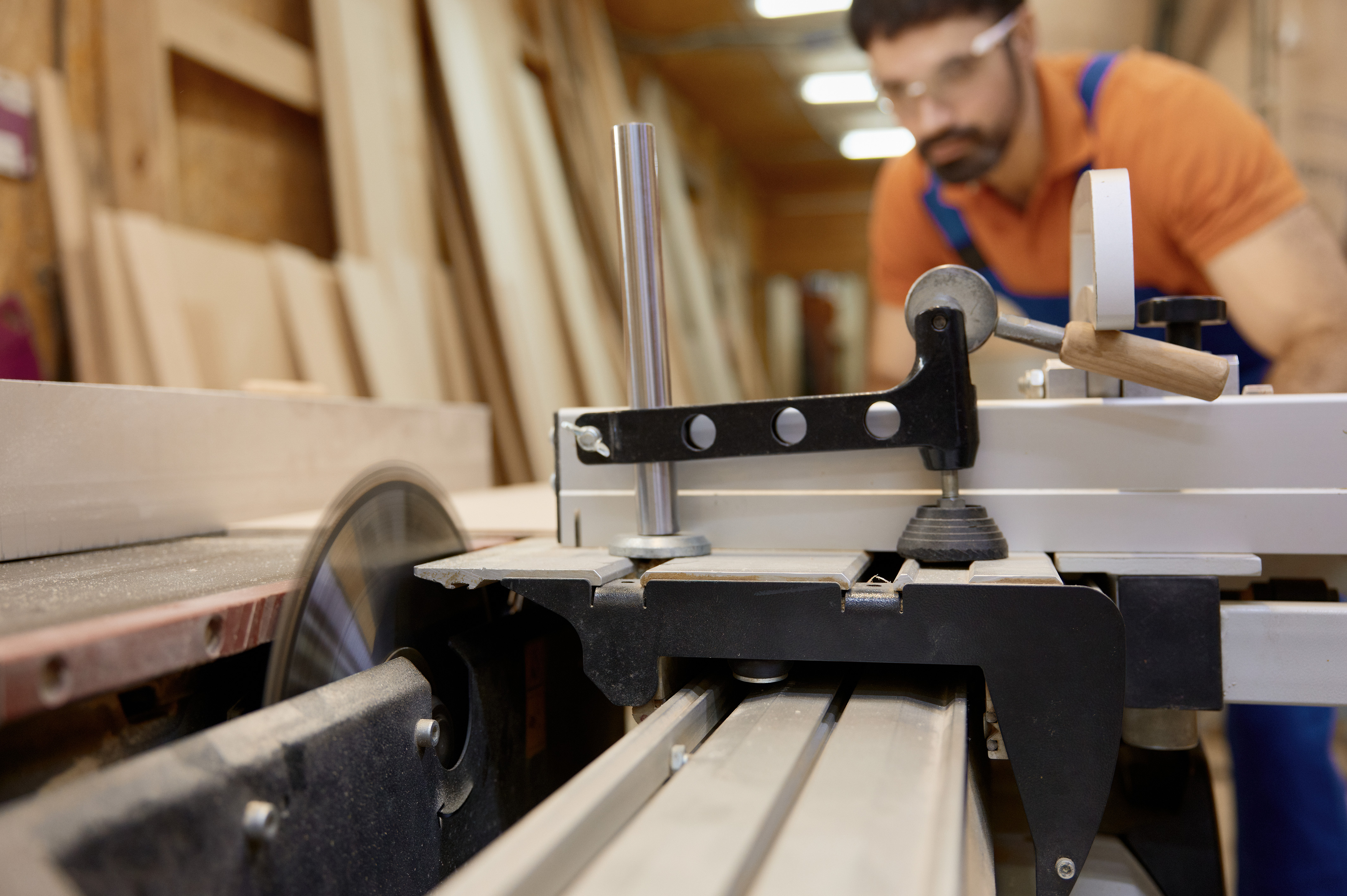 Moderne Werkstatt mit Formatkreissäge inklusive Zubehör als digital gesteuerter Mittelpunkt der Holzbearbeitung