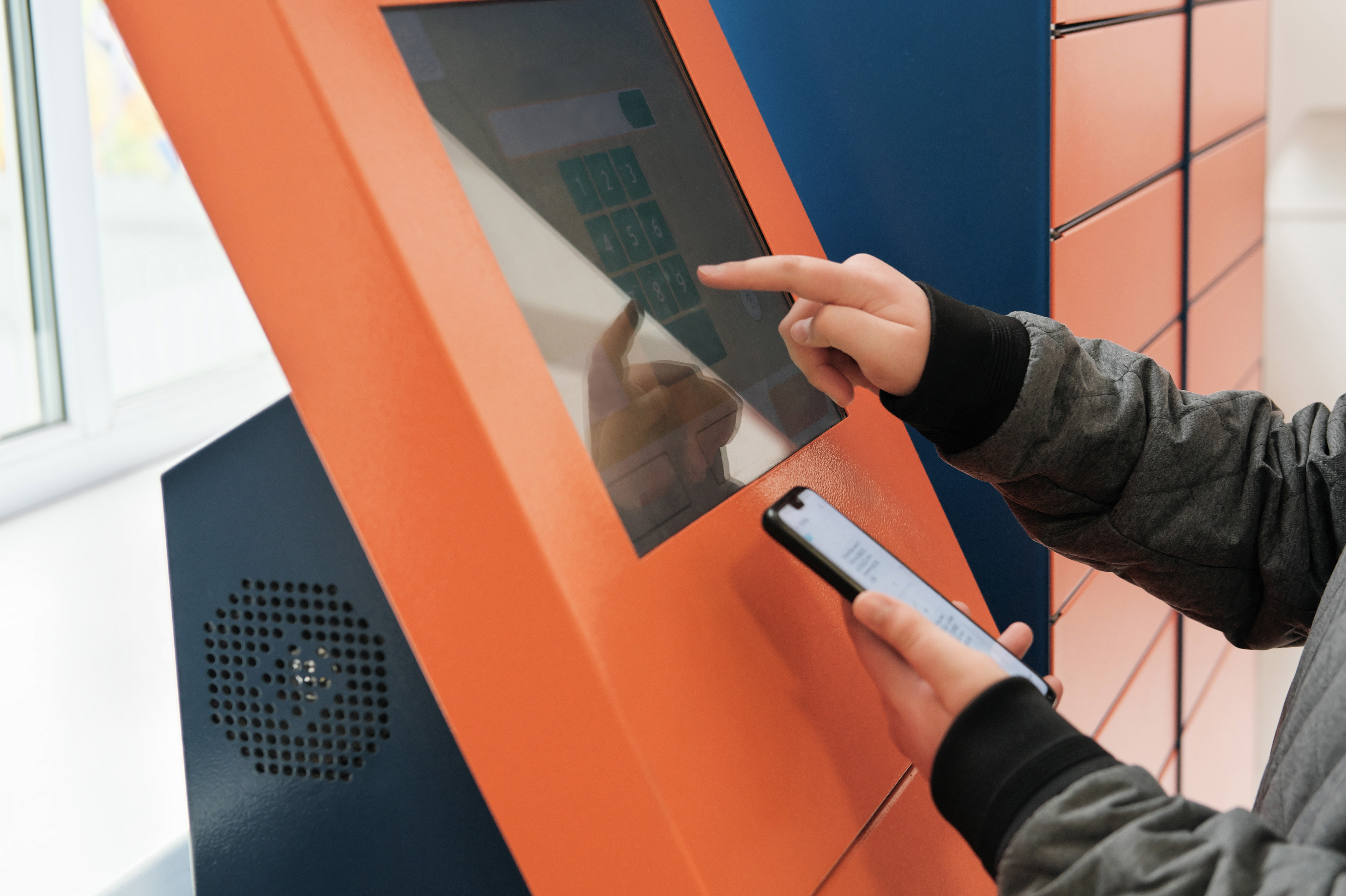 Infoterminal PC inkl. Barcodescanner mit Produktfinder und digitalen Informationsdisplays im Fachhandel