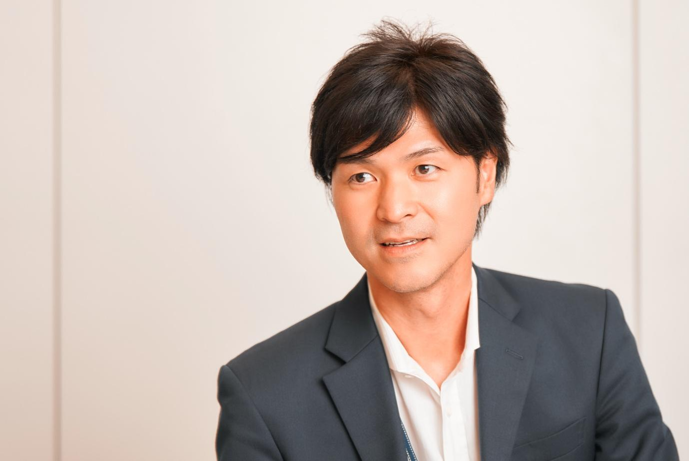 スーツを着た男性AI 生成コンテンツは誤りを含む可能性があります。