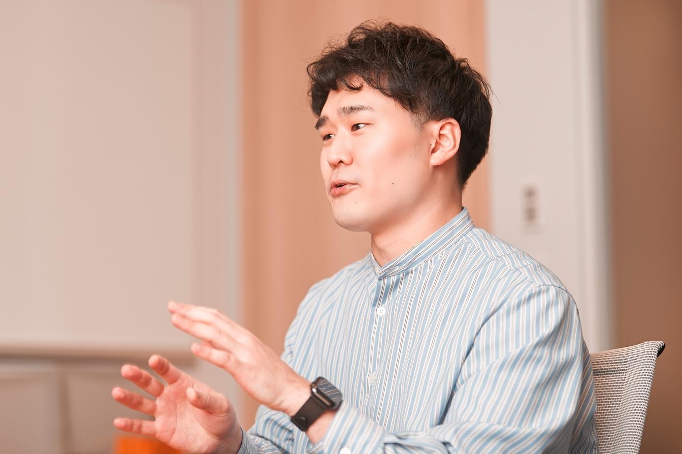 リモコンを持っている男AI 生成コンテンツは誤りを含む可能性があります。