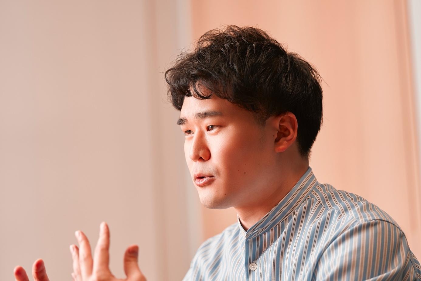 白いシャツを着ている男AI 生成コンテンツは誤りを含む可能性があります。