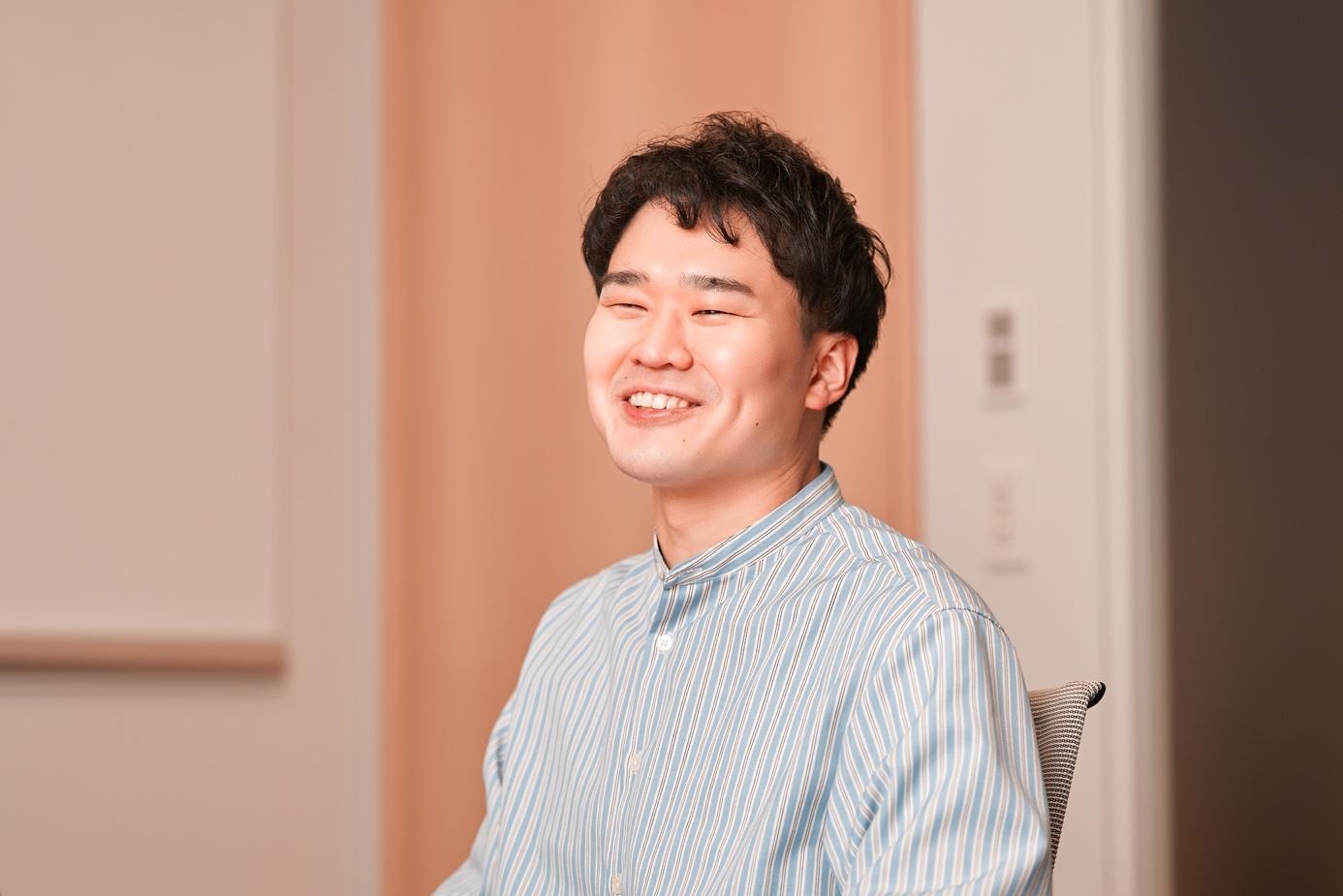 白いシャツを着ている男AI 生成コンテンツは誤りを含む可能性があります。