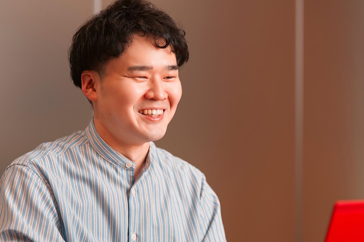 青いシャツを着ている男性AI 生成コンテンツは誤りを含む可能性があります。