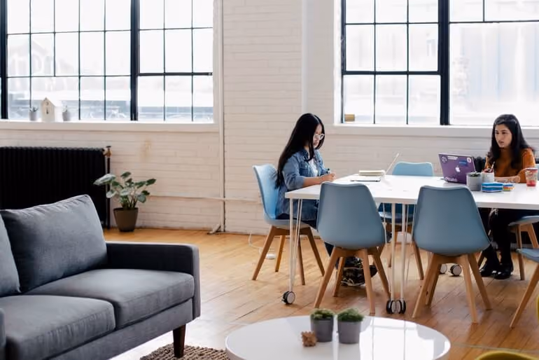 Los trabajadores remotos y el personal en la oficina: comparación de las expectativas de rendimiento y la forma en que trabajan