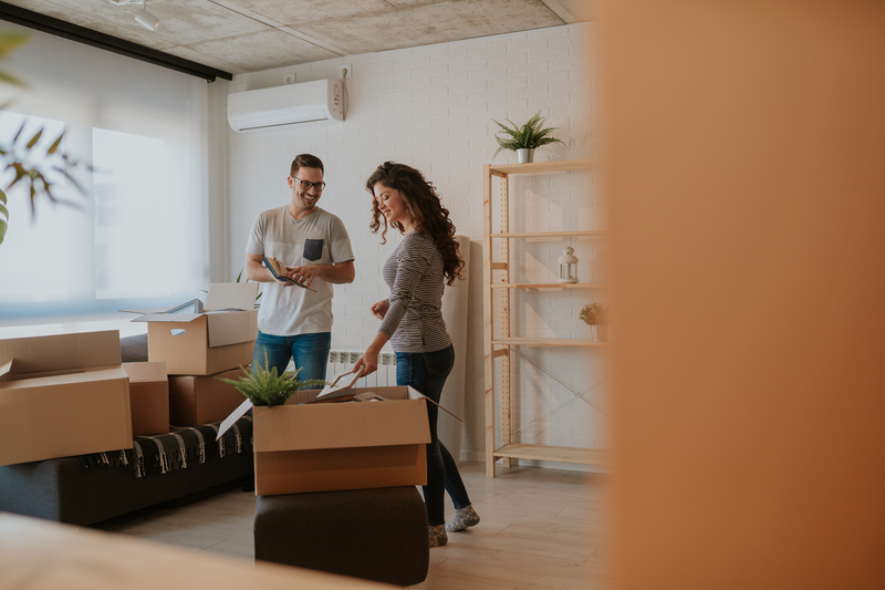 couple emménageant dans un appartement