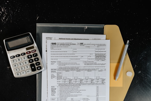 Calculator and capital gain tax documentg