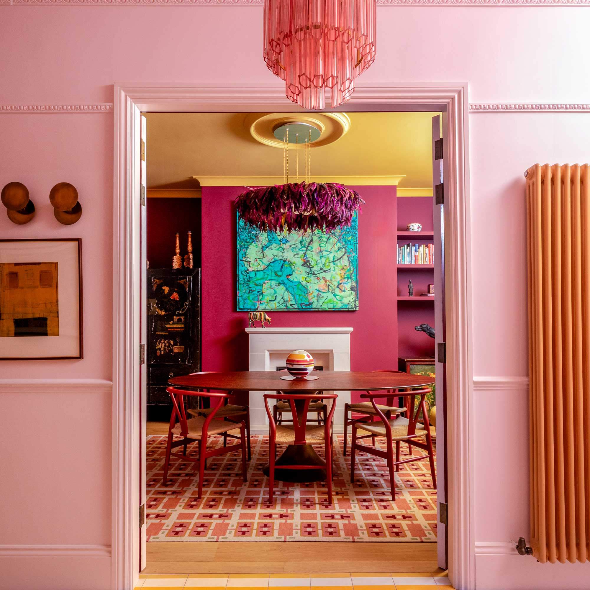 Eclectic dining room in pink tones