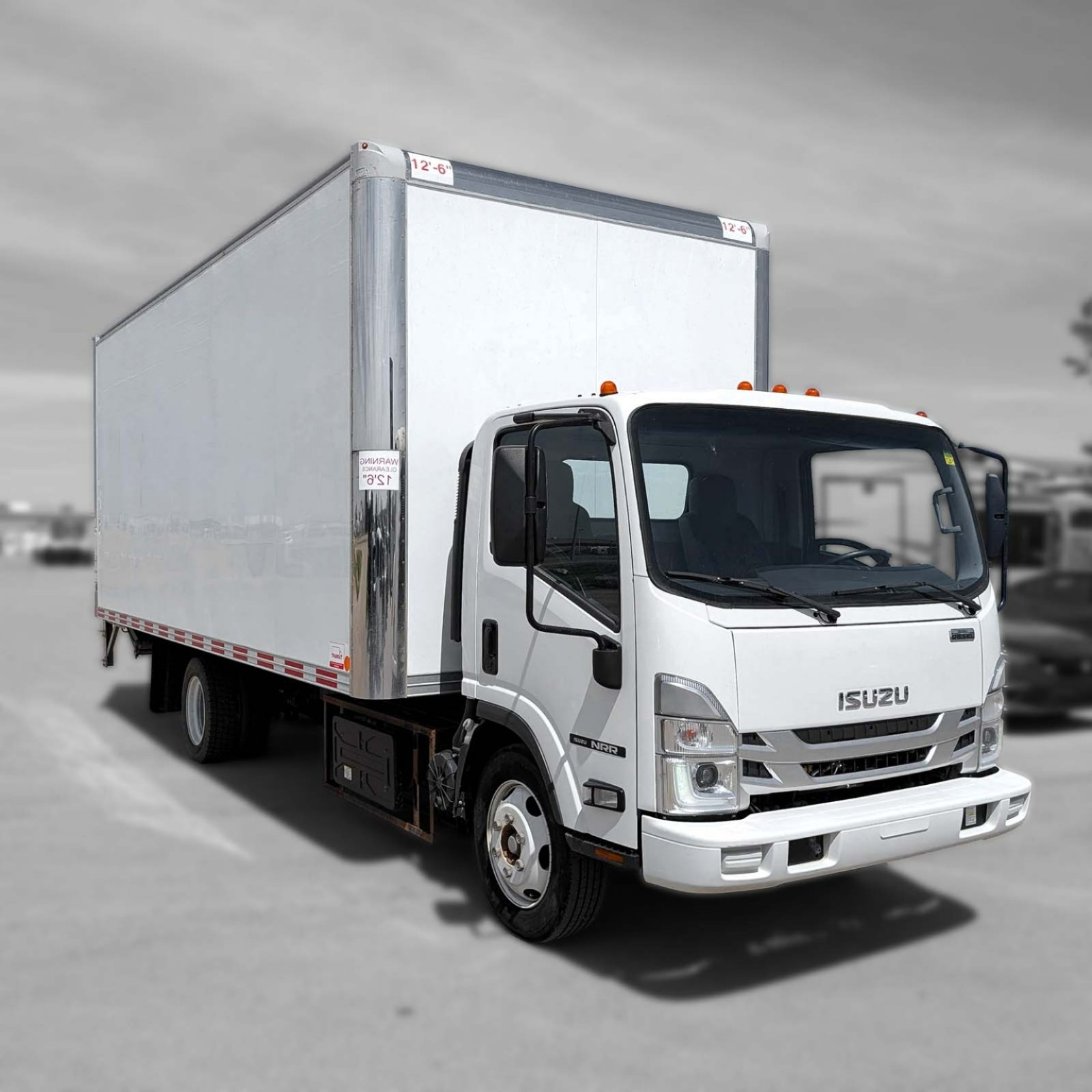 2023 Isuzu NRR Reg Cab — photo 3
