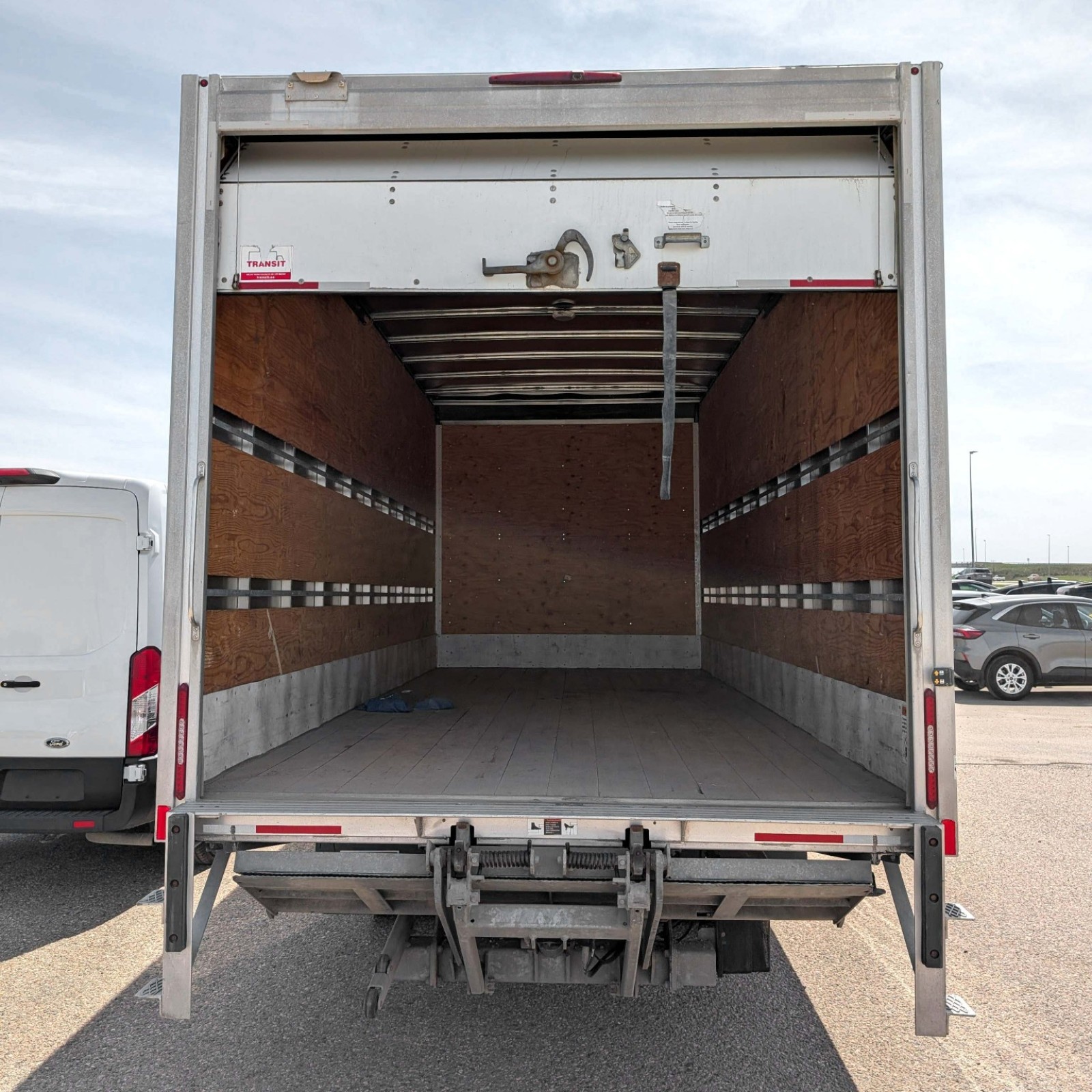 2023 Isuzu NRR Reg Cab — photo 4
