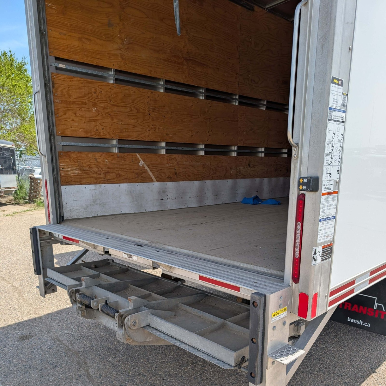 2023 Isuzu NRR Reg Cab — photo 6