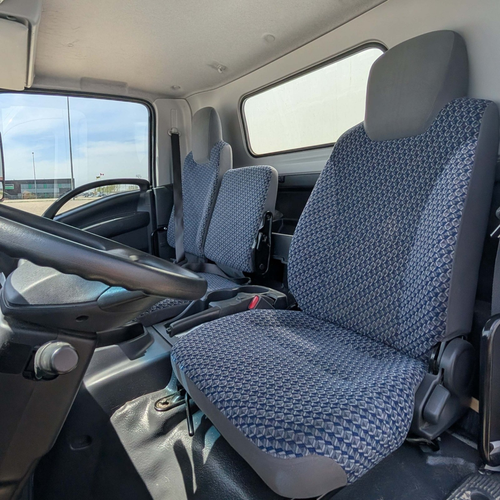 2023 Isuzu NRR Reg Cab — photo 9