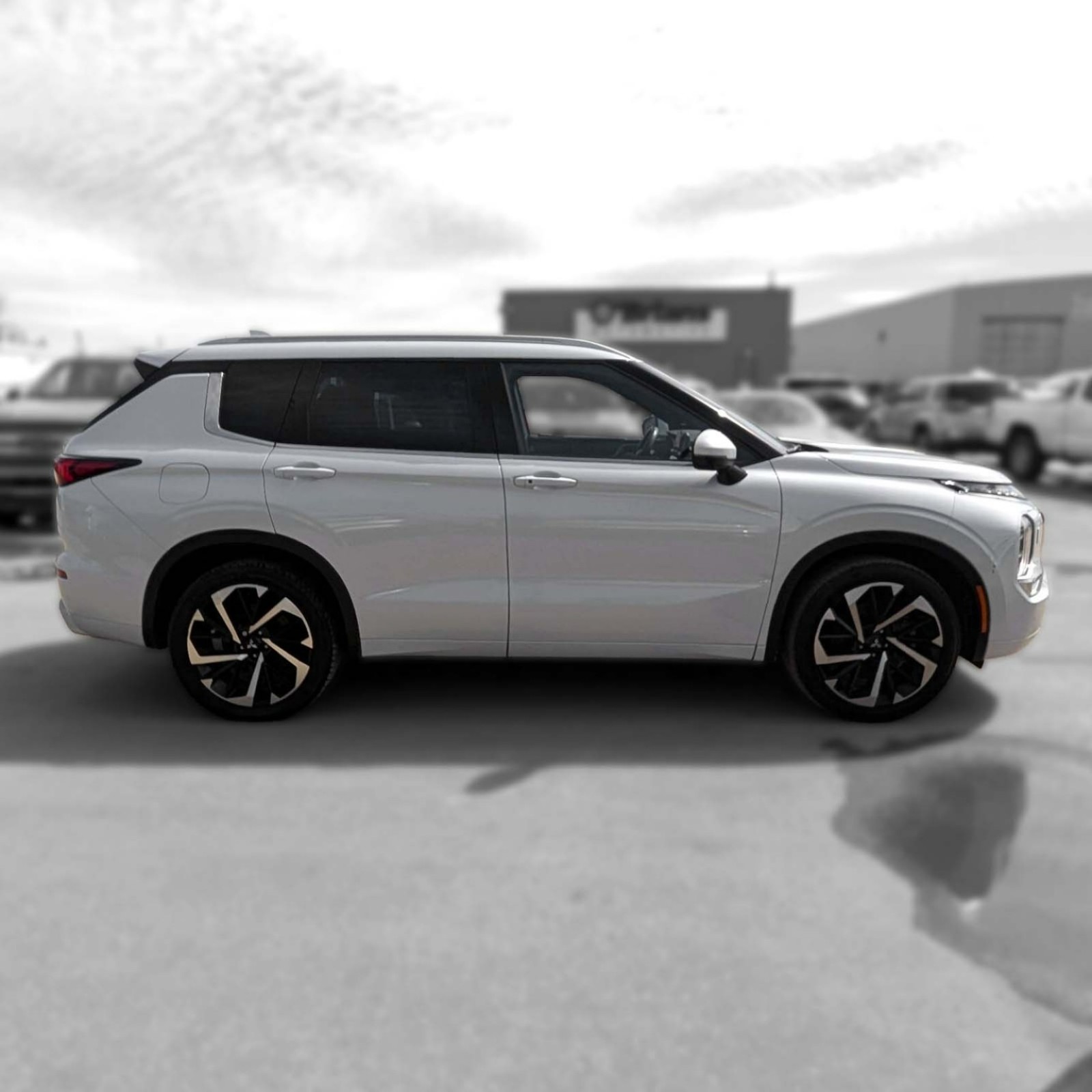 2023 Mitsubishi Outlander — photo 2