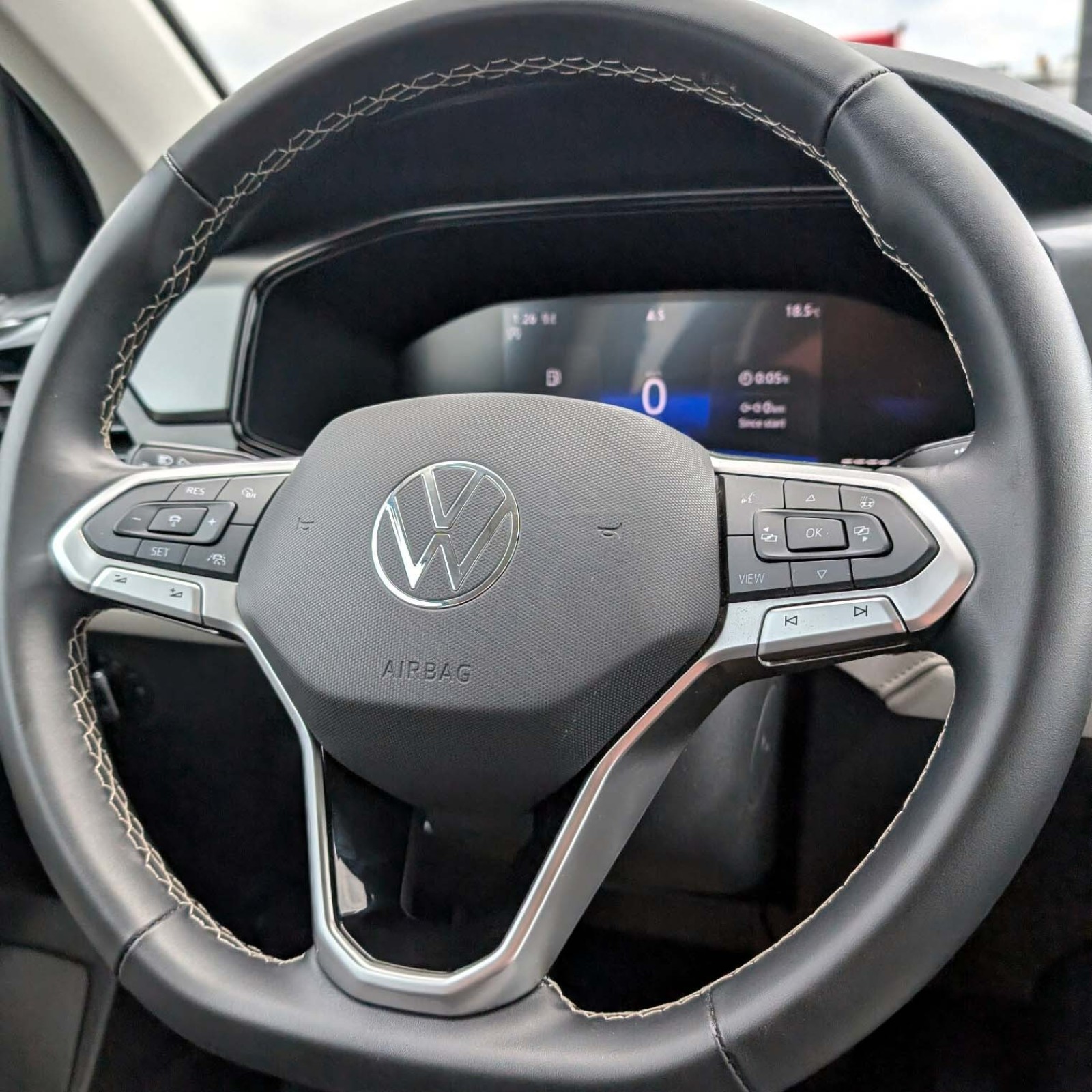 2025 Volkswagen Taos — photo 14