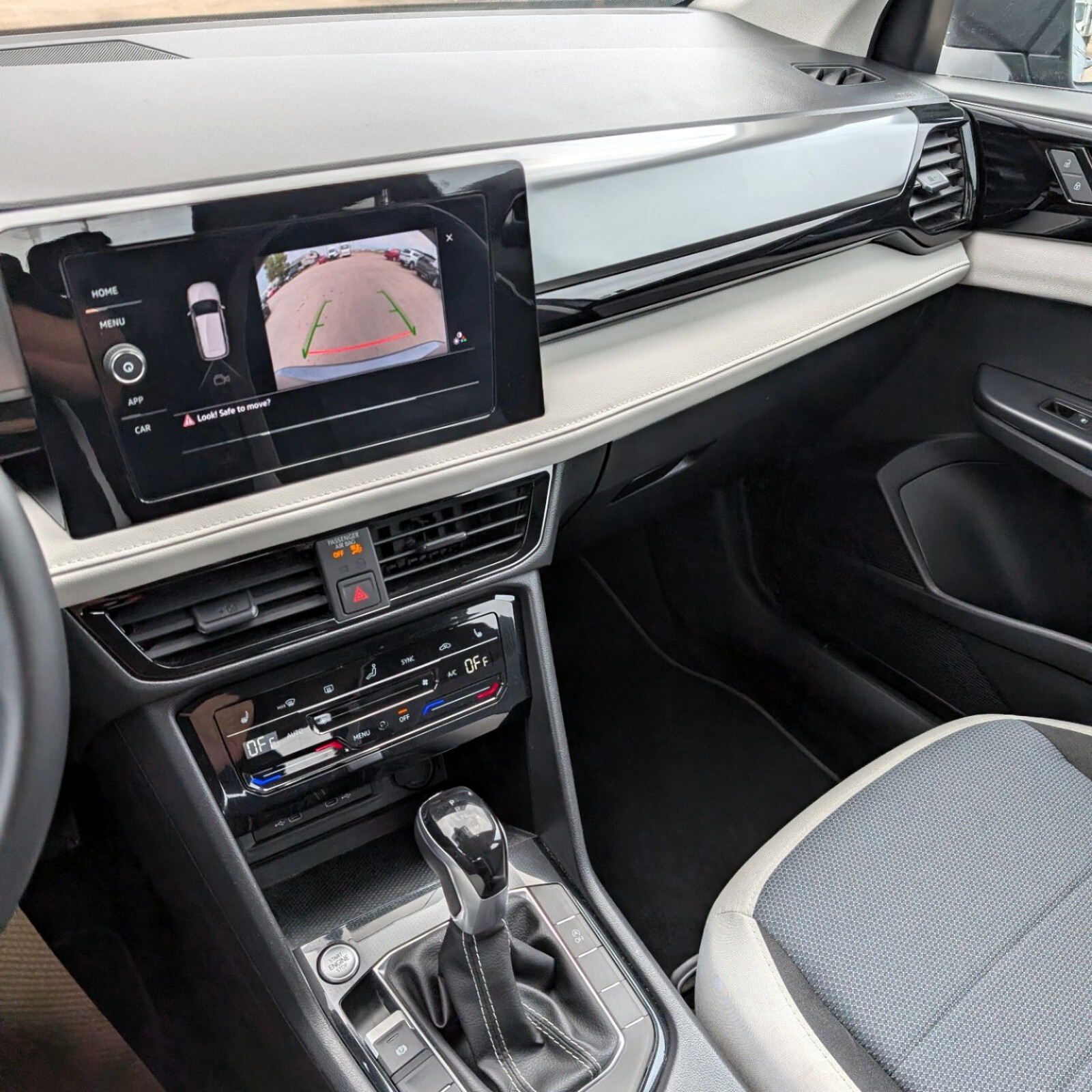 2025 Volkswagen Taos — photo 13