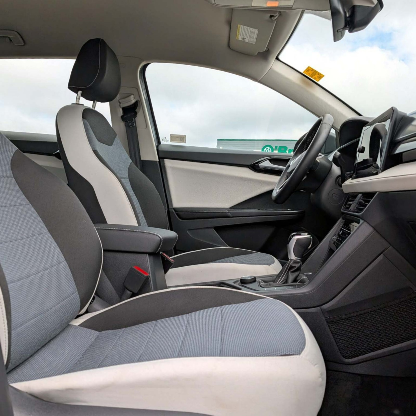 2025 Volkswagen Taos — photo 6