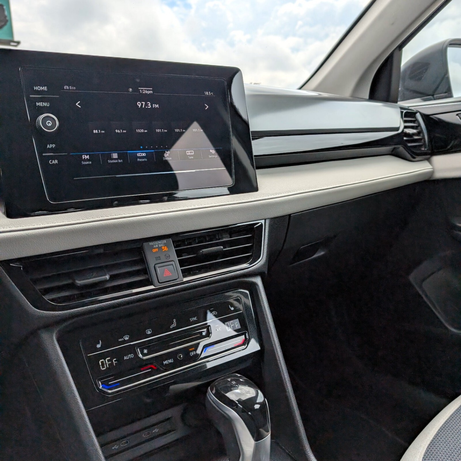 2025 Volkswagen Taos — photo 11