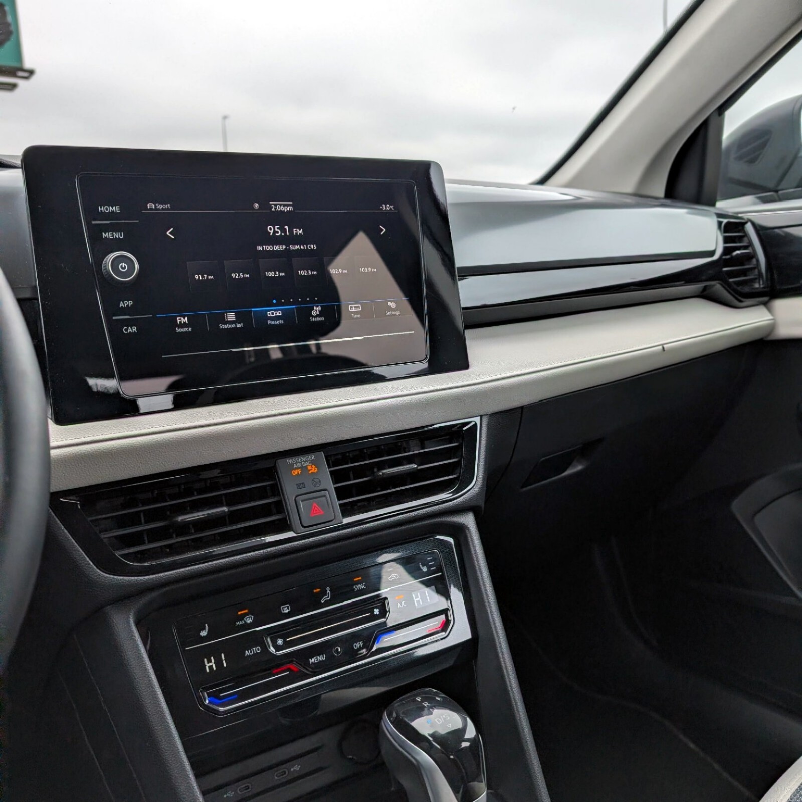2025 Volkswagen Taos — photo 15