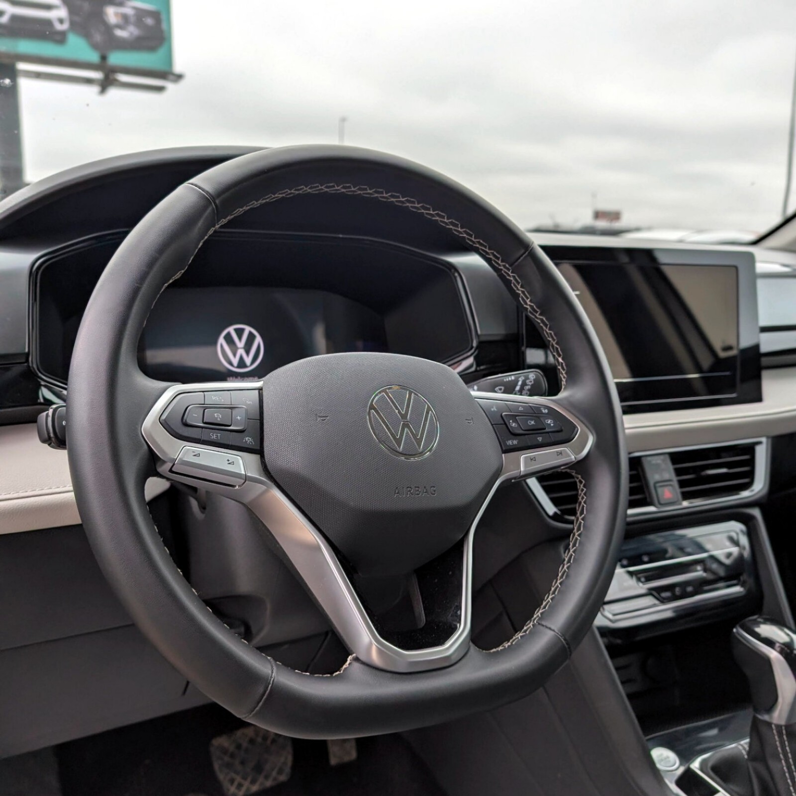 2025 Volkswagen Taos — photo 13